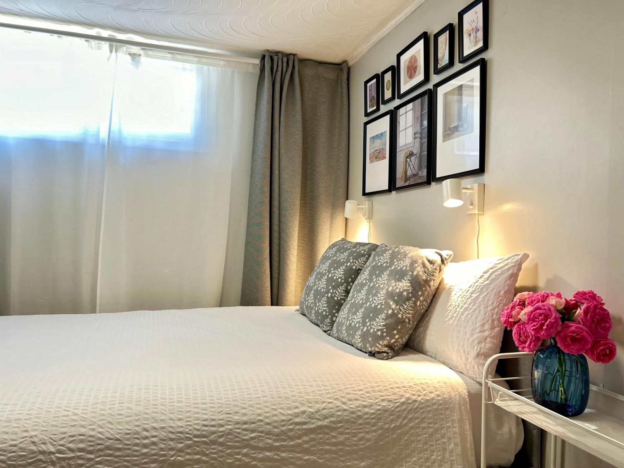 Cozy Basement Room-private Bath - Near Subway Line 1 - * Toronto