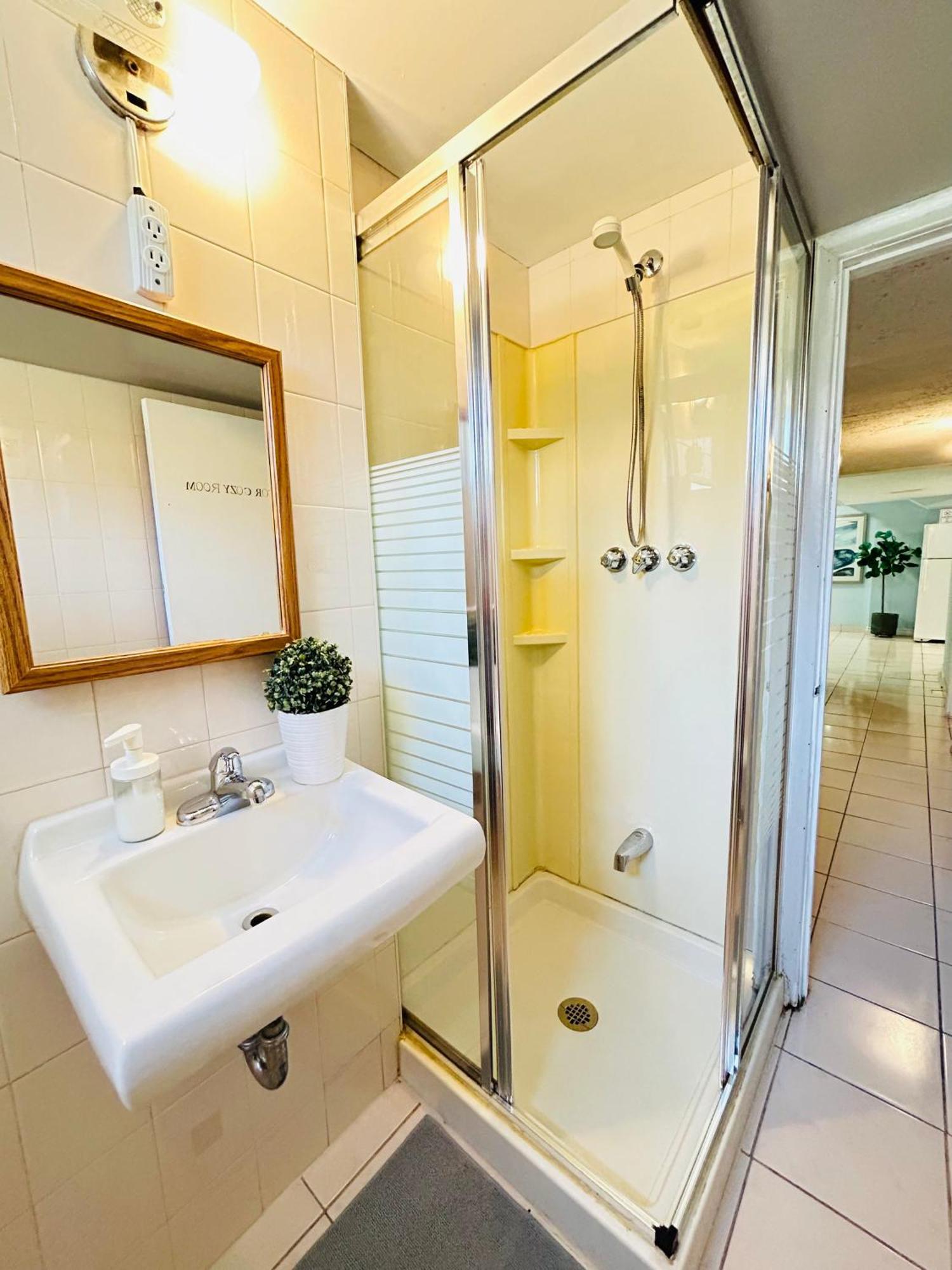 Guest house Cozy Basement Room-private Bath - Near Subway Line 1 -
