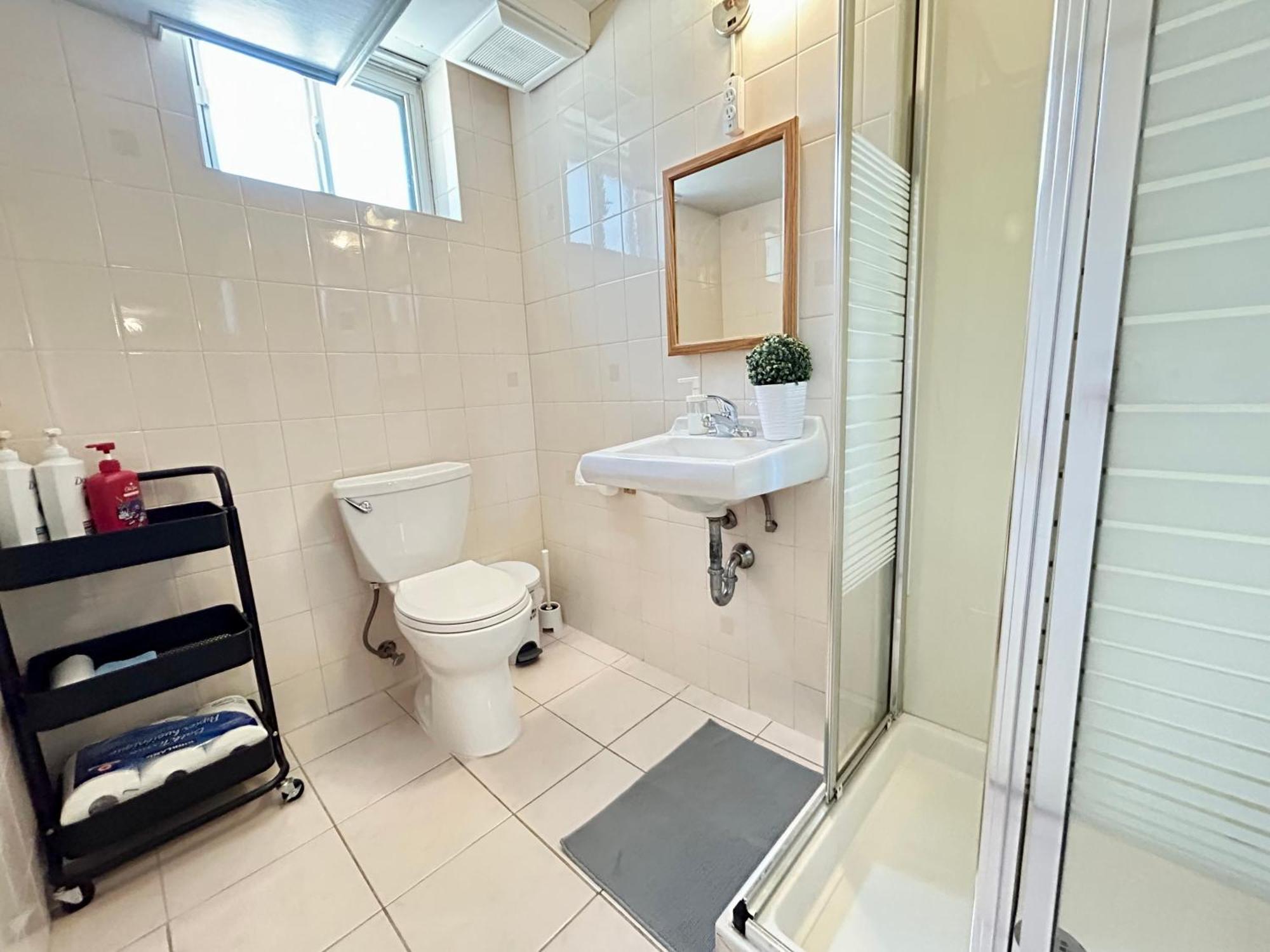 Cozy Basement Room-private Bath - Near Subway Line 1 - Guest house *