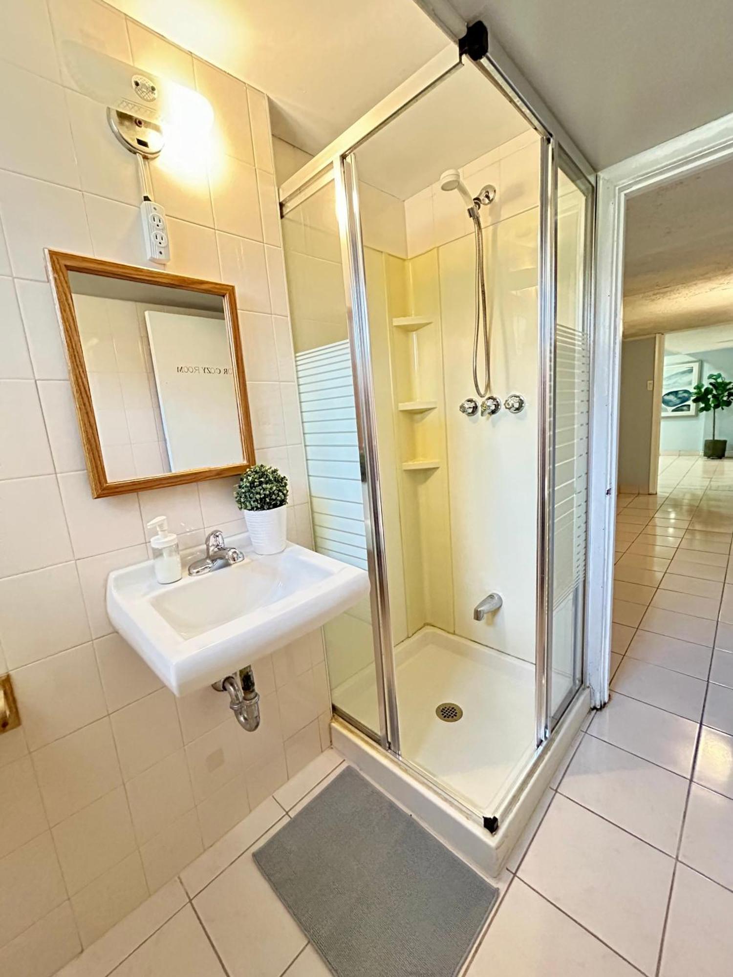 Guest house Cozy Basement Room-private Bath - Near Subway Line 1 - *
