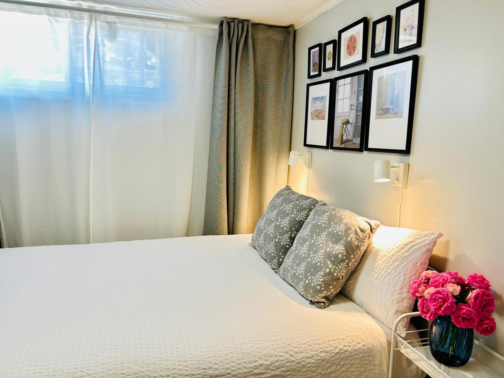 Cozy Basement Room-private Bath - Near Subway Line 1 - Toronto