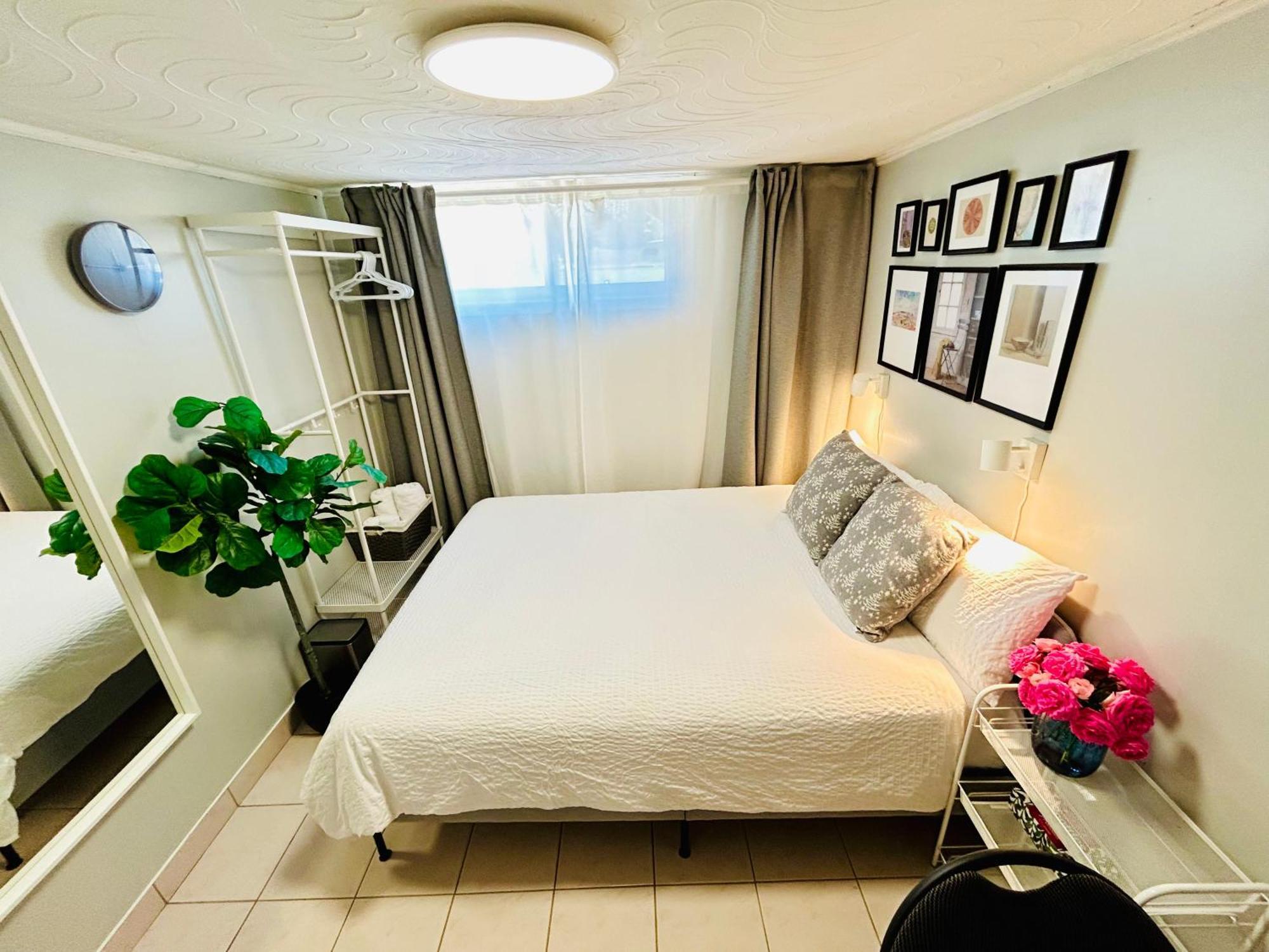 Cozy Basement Room-private Bath - Near Subway Line 1 - * Toronto