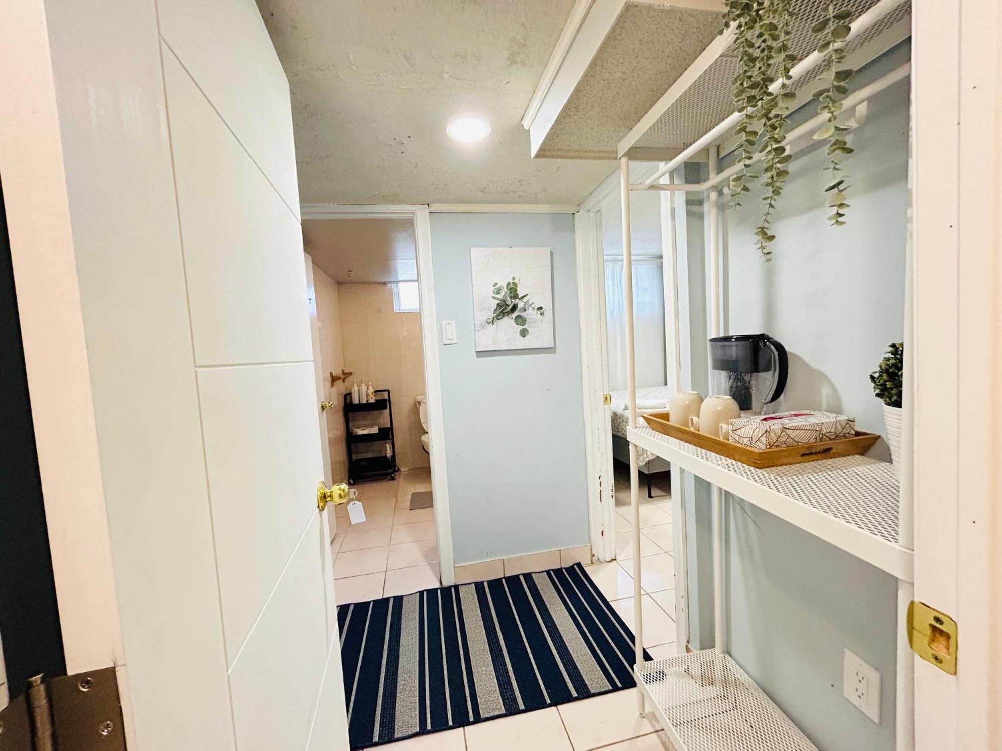 Guest house Cozy Basement Room-private Bath - Near Subway Line 1 -