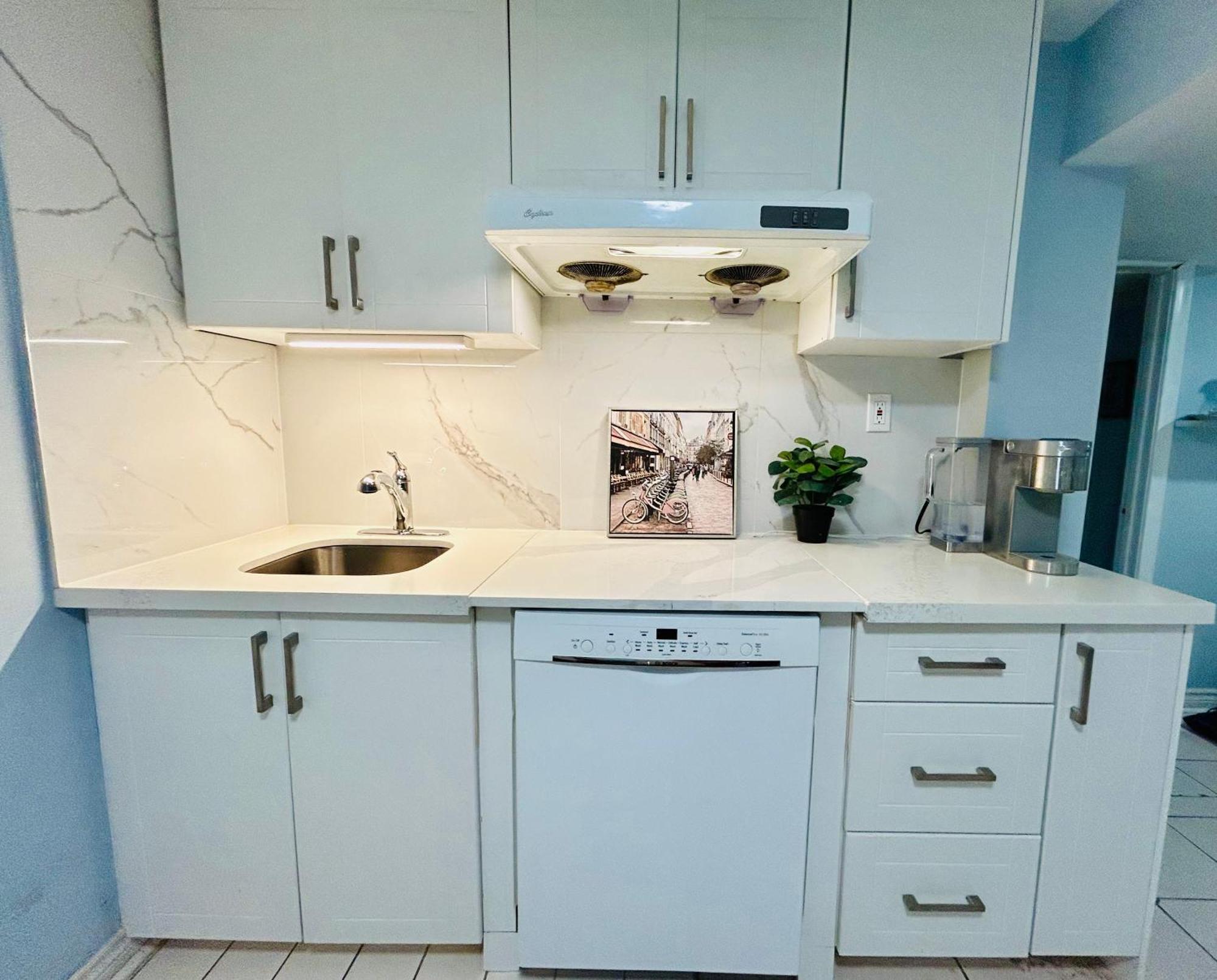 Cozy Basement Room-private Bath - Near Subway Line 1 - Guest house *