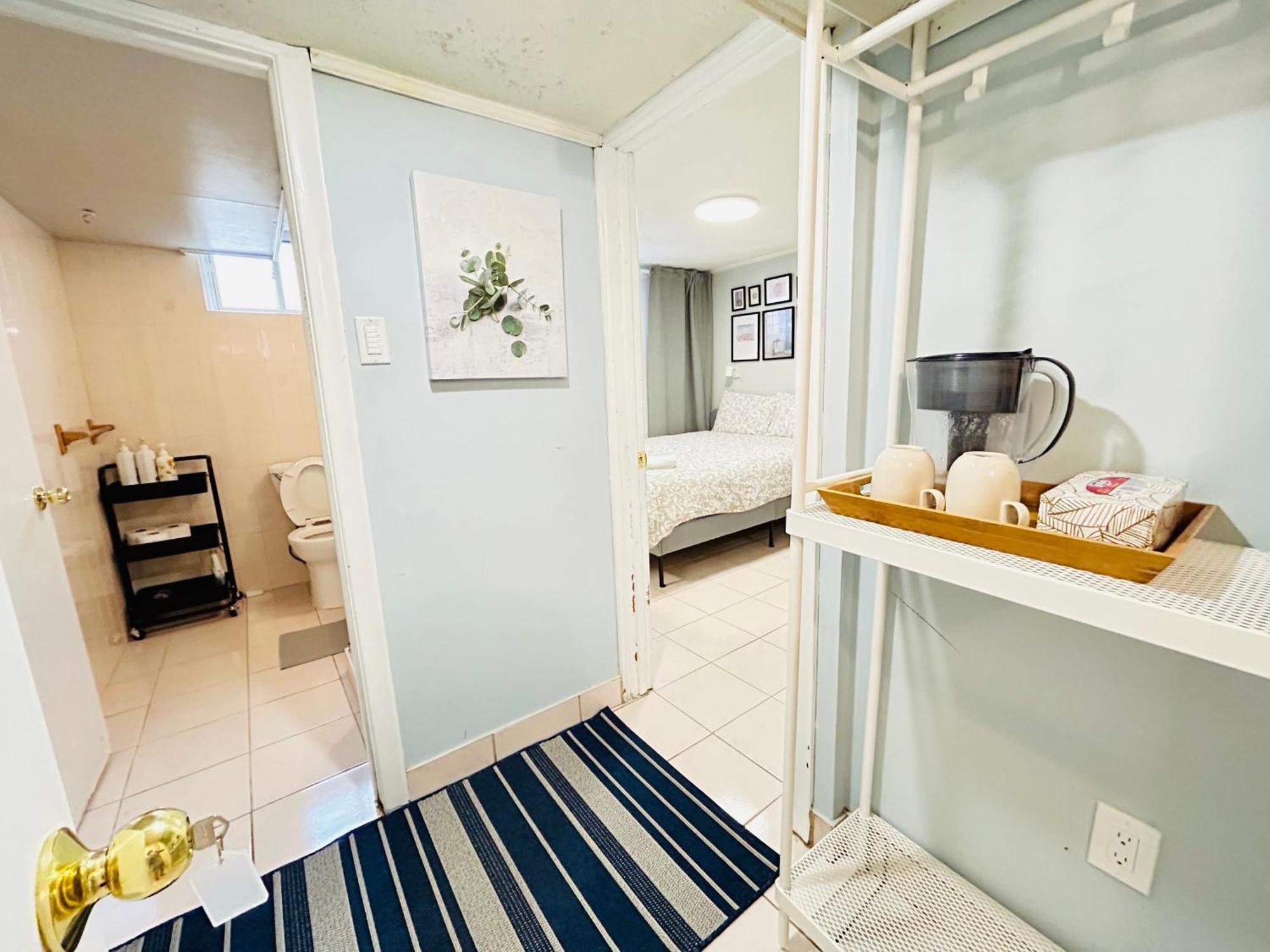 Guest house Cozy Basement Room-private Bath - Near Subway Line 1 - Toronto