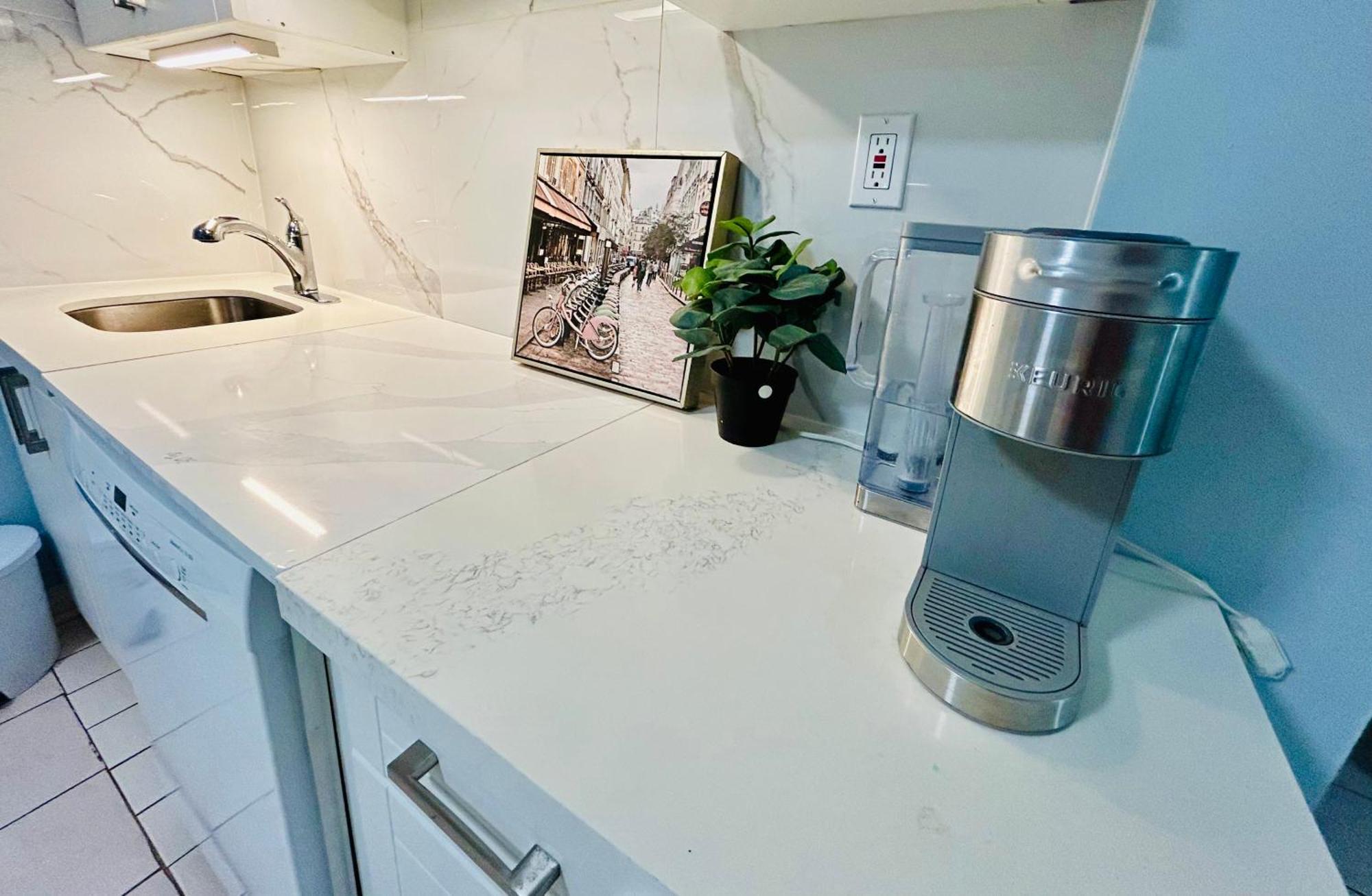 Cozy Basement Room-private Bath - Near Subway Line 1 - * Toronto