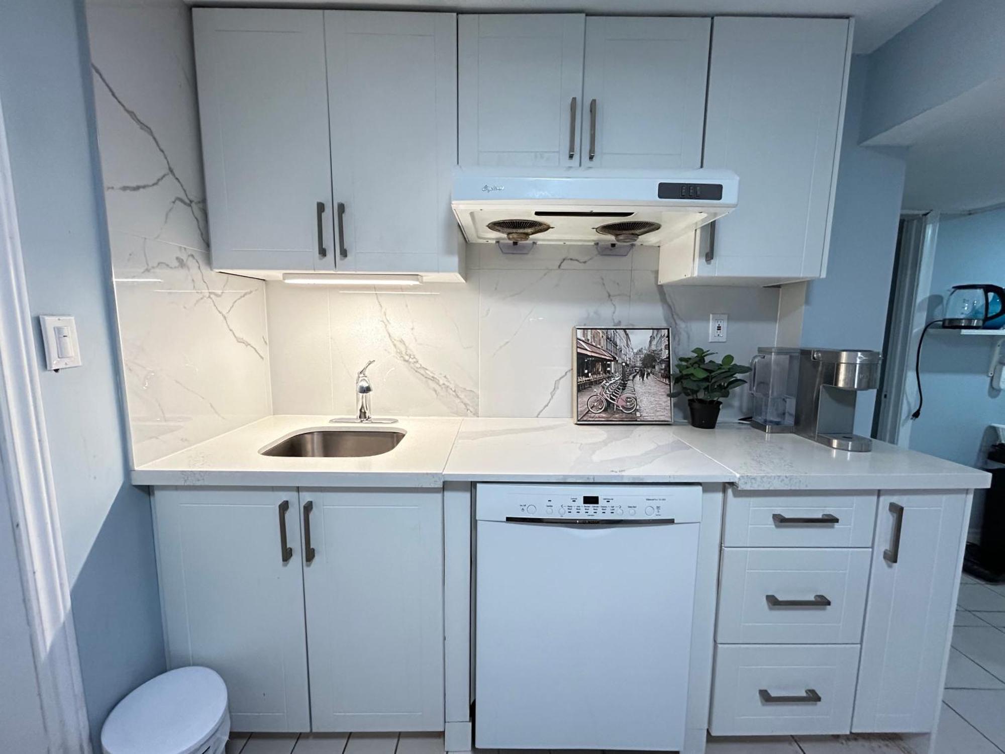 Cozy Basement Room-private Bath - Near Subway Line 1 -