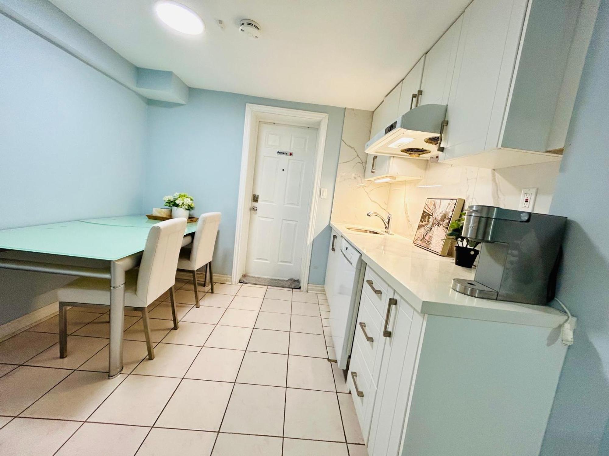 Cozy Basement Room-private Bath - Near Subway Line 1 - Guest house