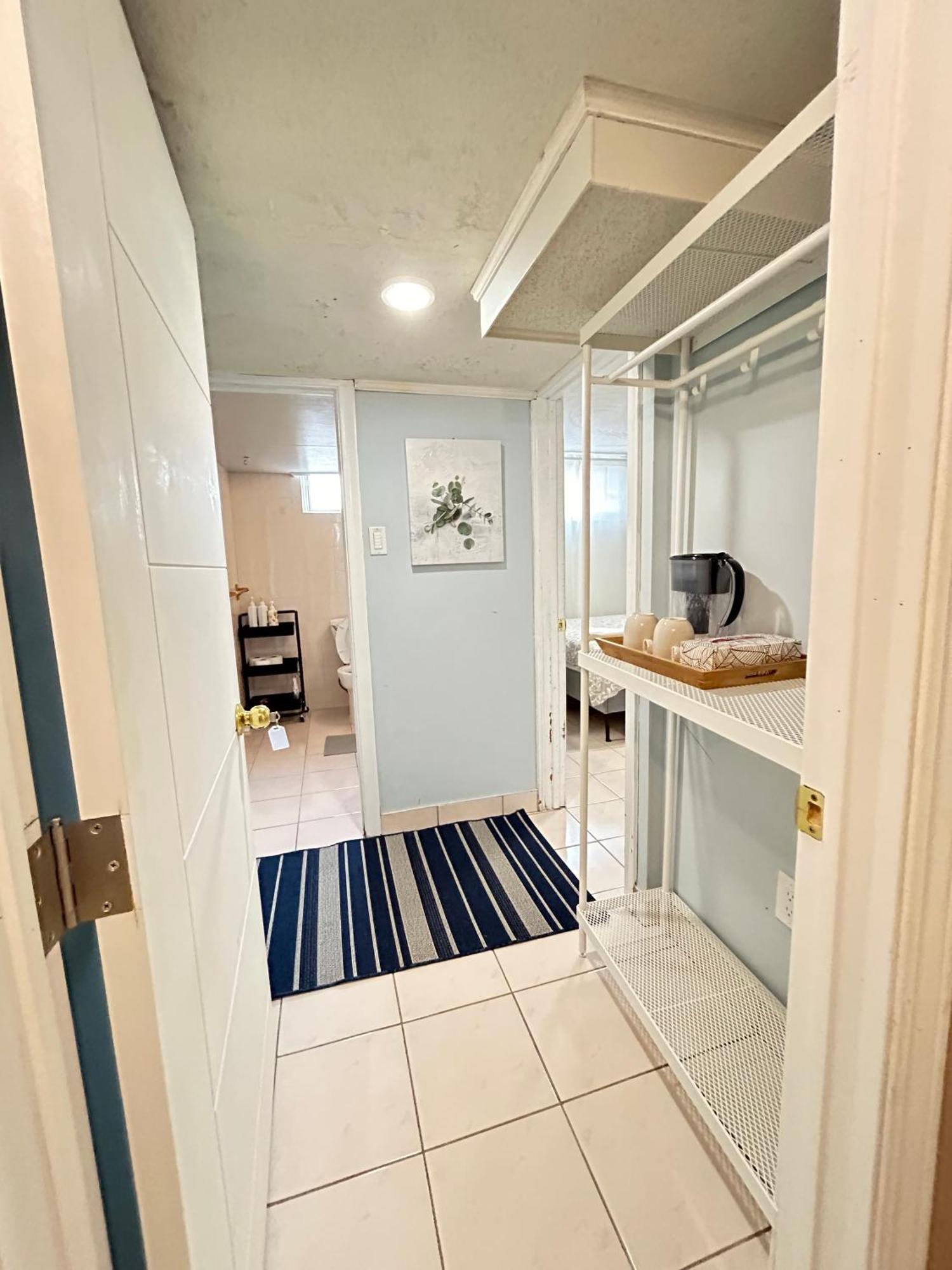 Cozy Basement Room-private Bath - Near Subway Line 1 - Guest house Toronto