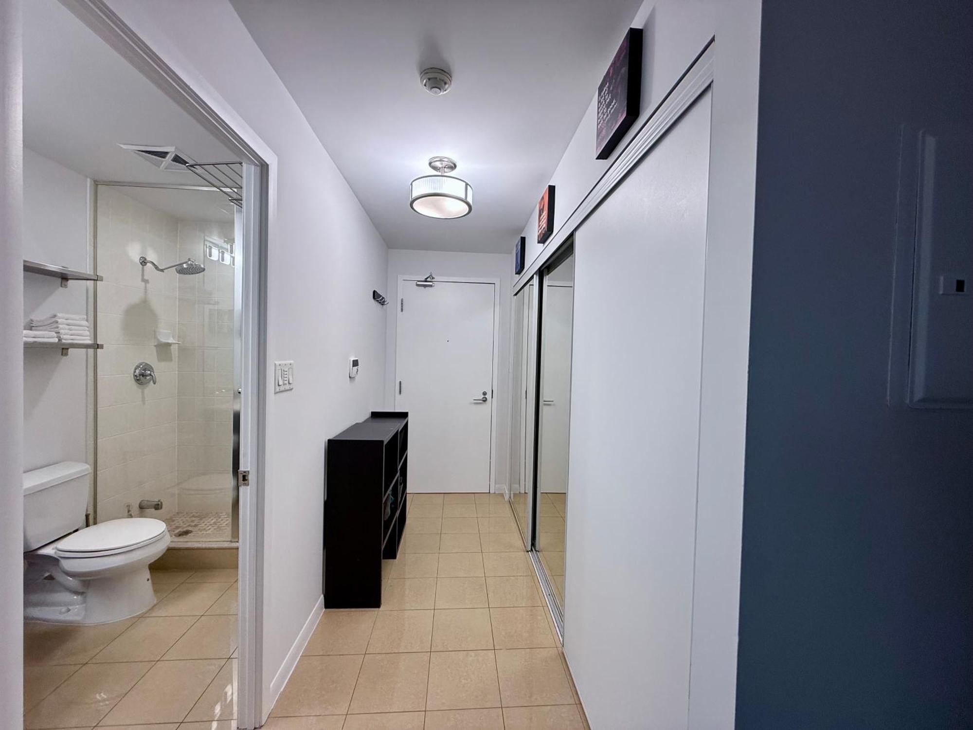 Murano - Bay & College - Fully Equipped Downtown Apartment