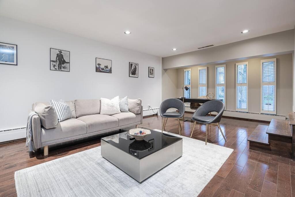 Villa Charming 5-bedroom Forest Hill Toronto