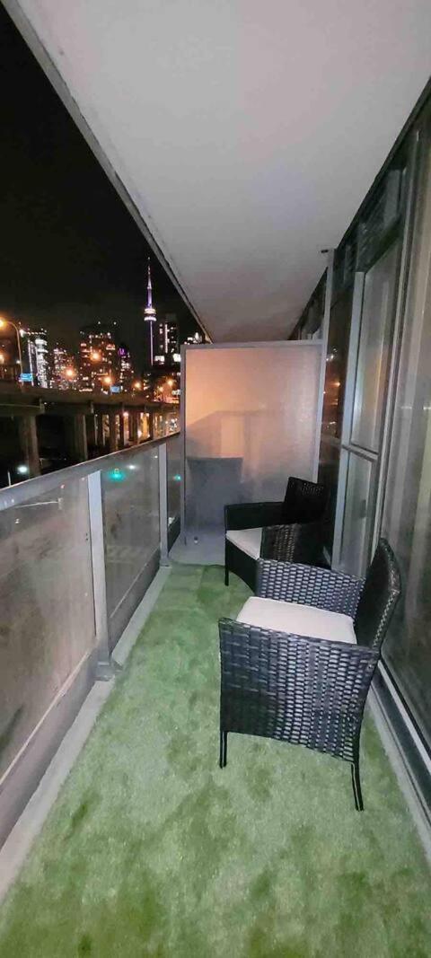 Apartment Luxury Downtown Condo With Cn Tower Views, Pool Access, Gym, Accommodates 4,Free Parking Upon Request At Booking Toronto