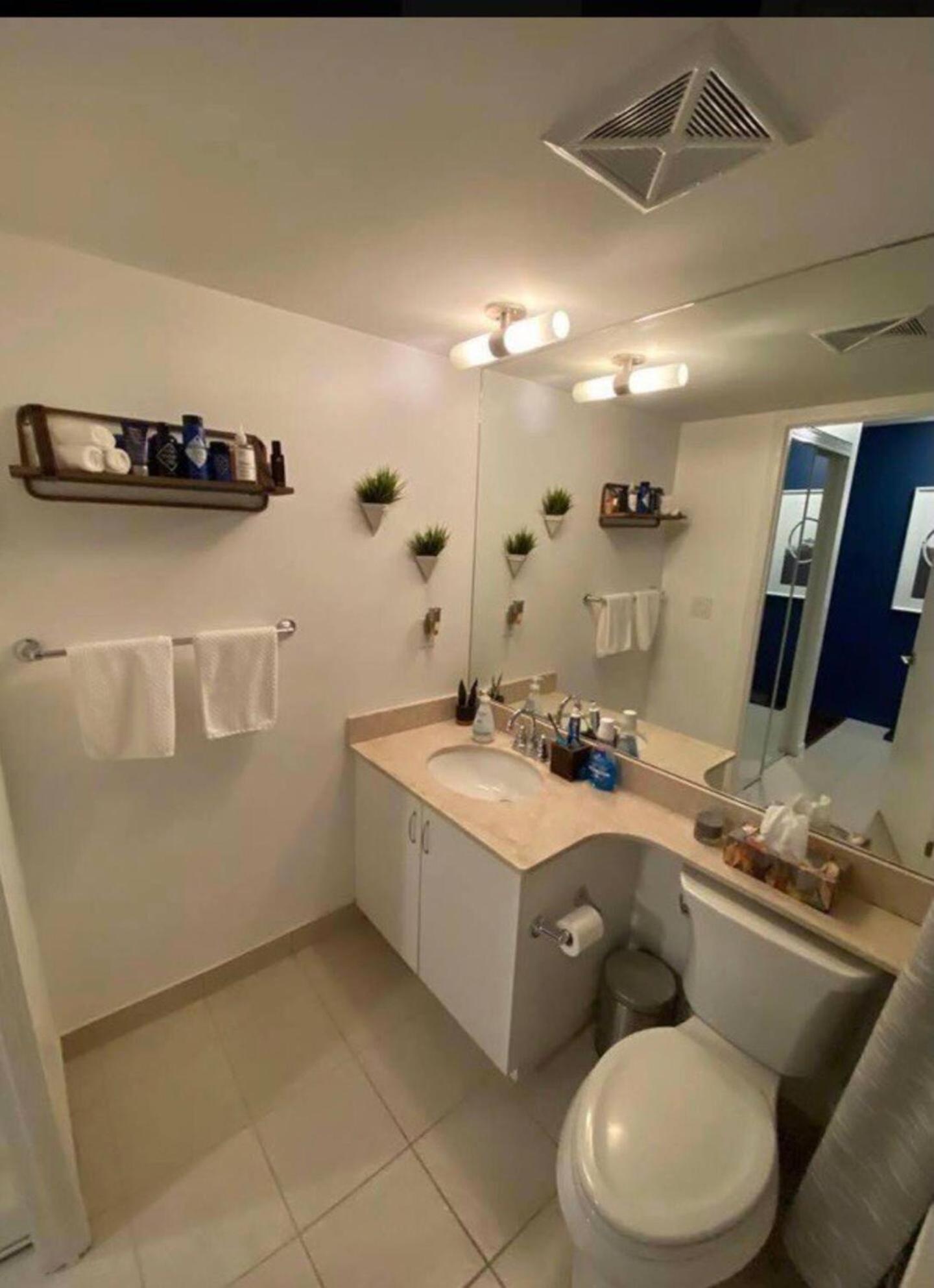 Luxury Downtown Condo With Cn Tower Views, Pool Access, Gym, Accommodates 4,Free Parking Upon Request At Booking Apartment *