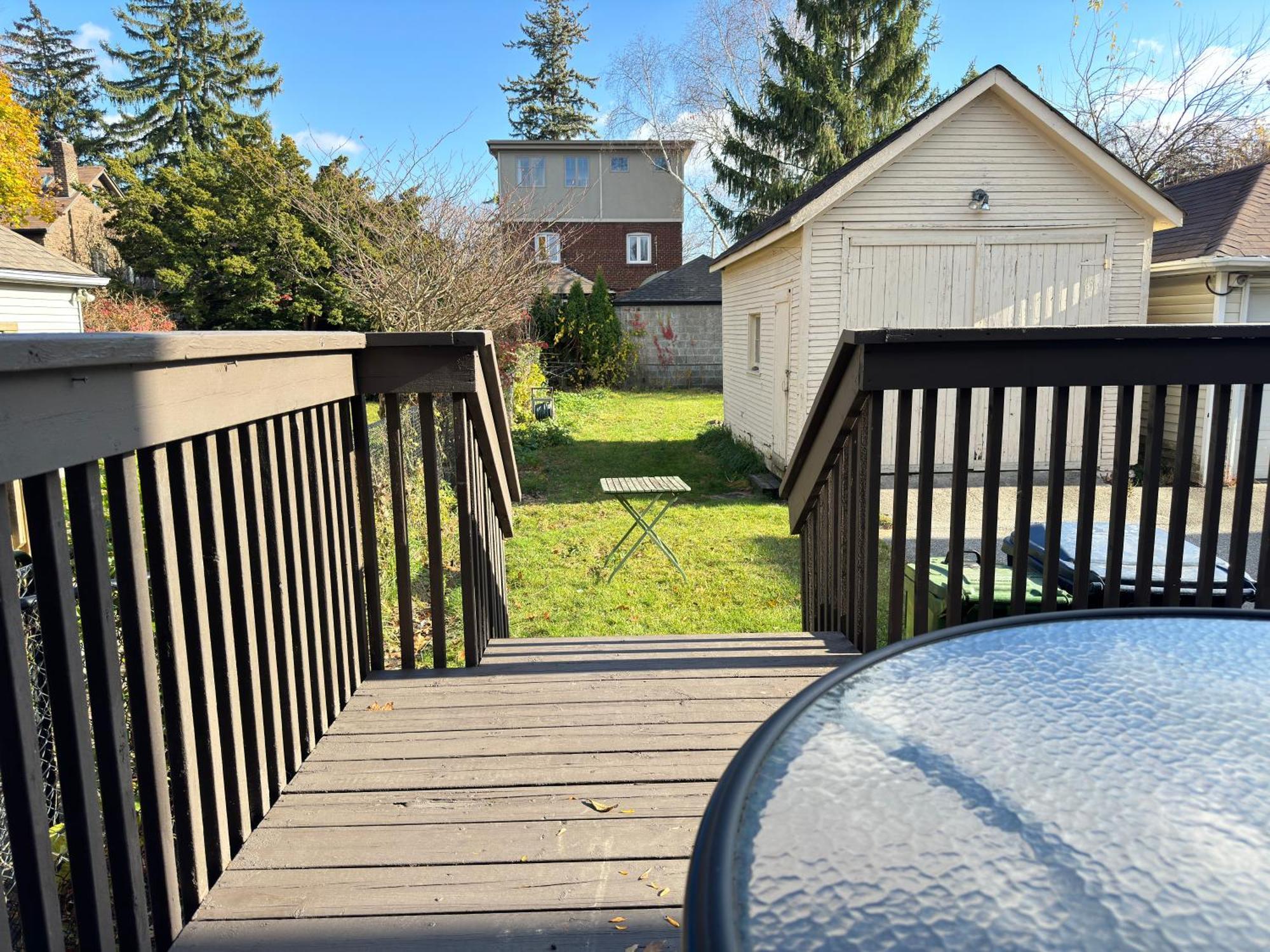 Villa 3 Bdr And Bsmt With Parking In Swansea High Park Toronto