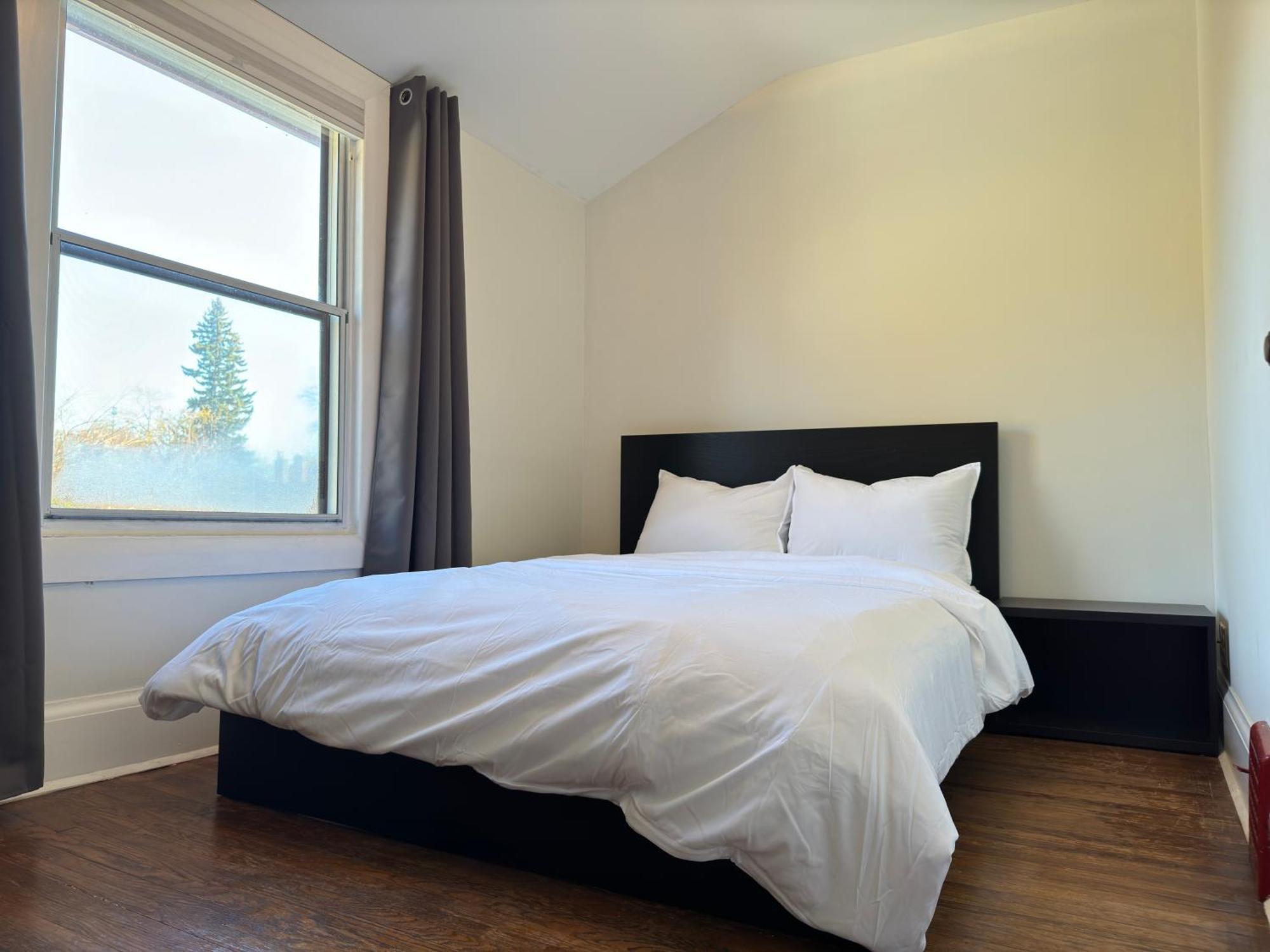 3 Bdr And Bsmt With Parking In Swansea High Park * Toronto
