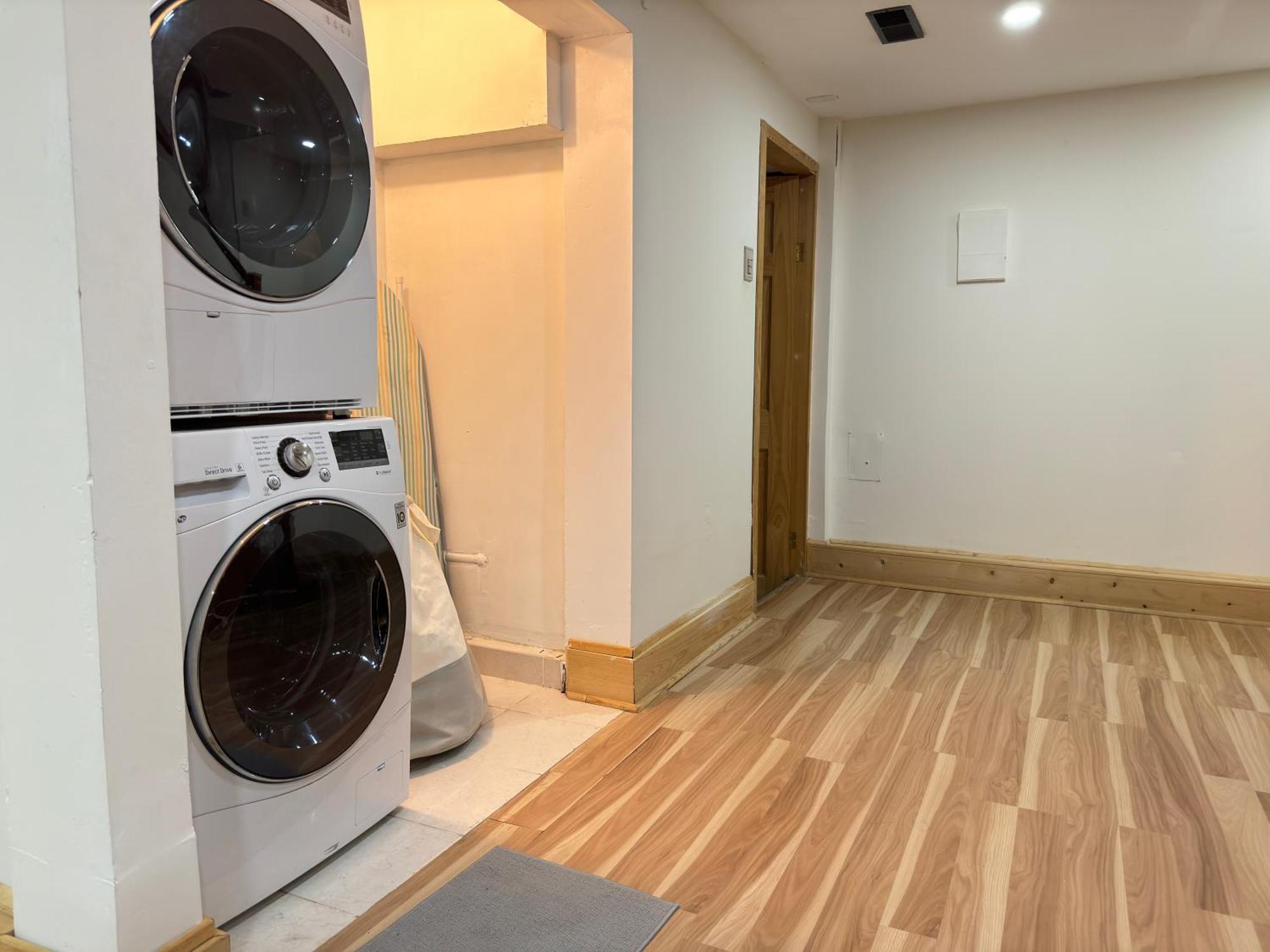 3 Bdr And Bsmt With Parking In Swansea High Park Villa Toronto