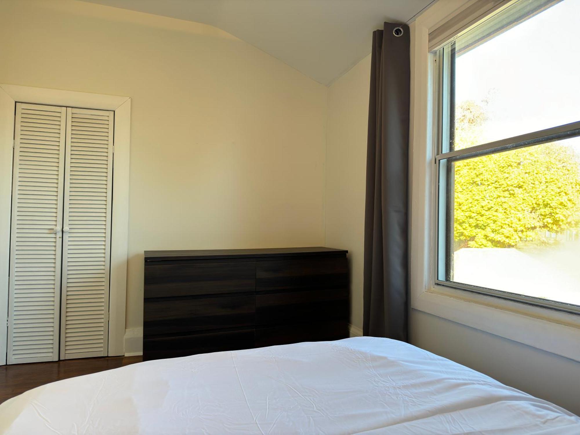 3 Bdr And Bsmt With Parking In Swansea High Park Villa