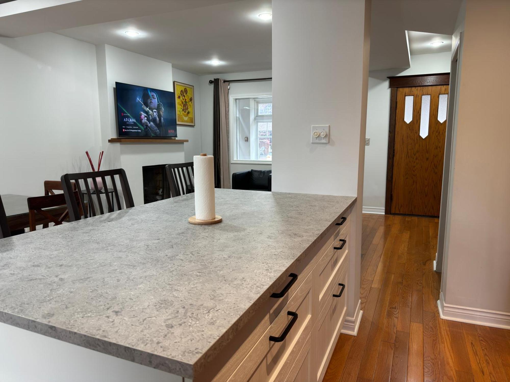 Villa 3 Bdr And Bsmt With Parking In Swansea High Park *