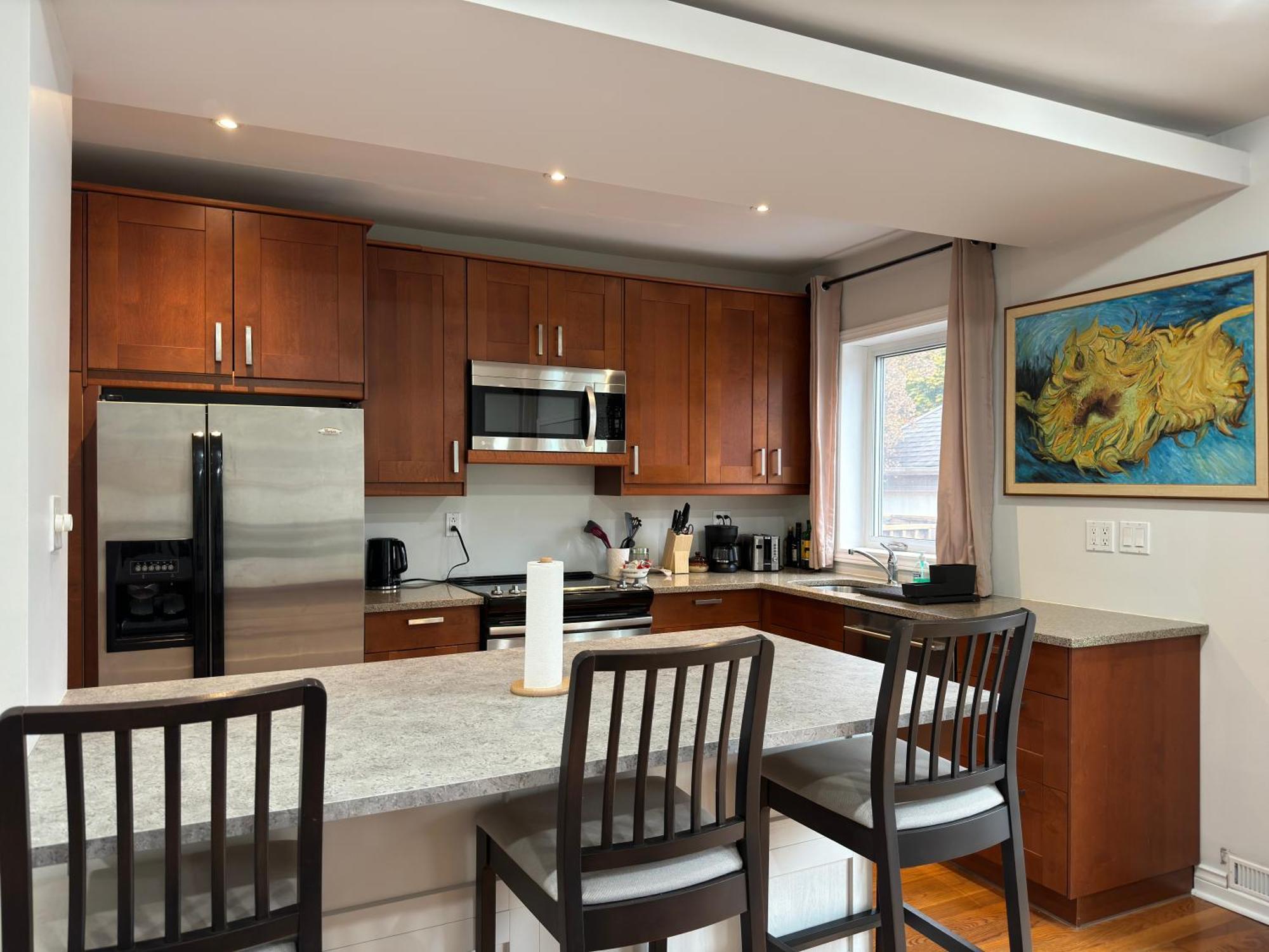 3 Bdr And Bsmt With Parking In Swansea High Park * Toronto