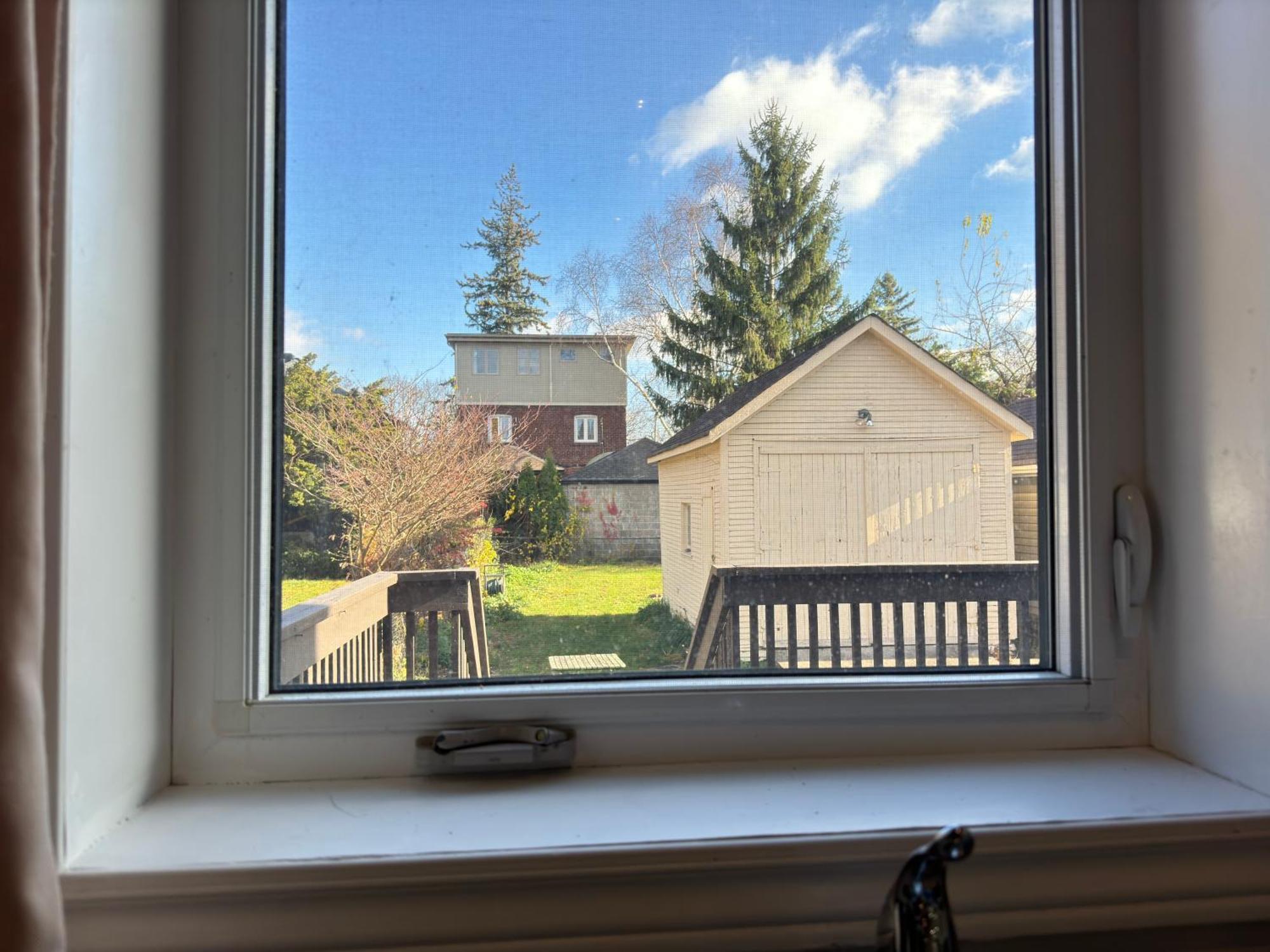 3 Bdr And Bsmt With Parking In Swansea High Park *