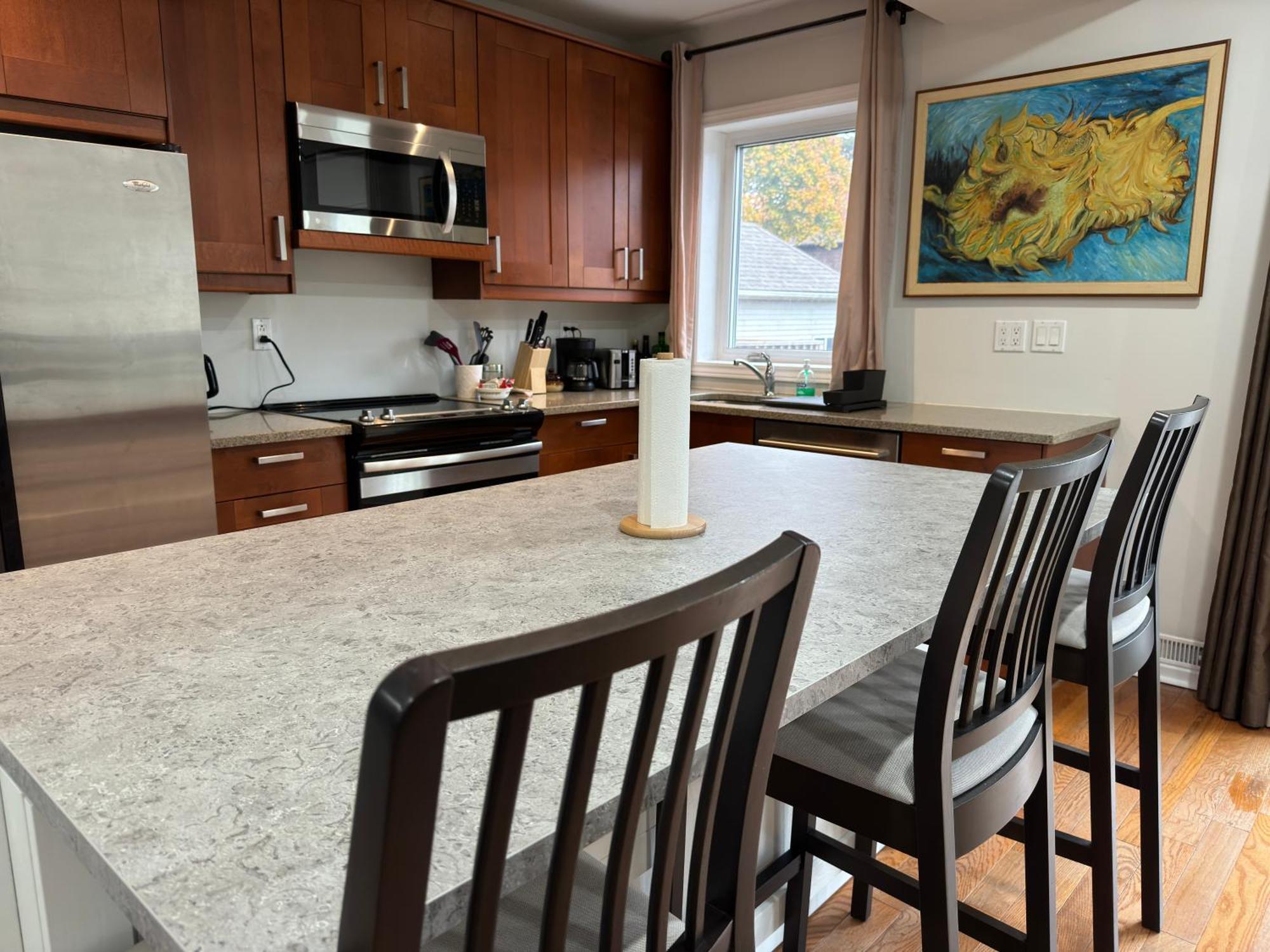 Villa 3 Bdr And Bsmt With Parking In Swansea High Park Toronto