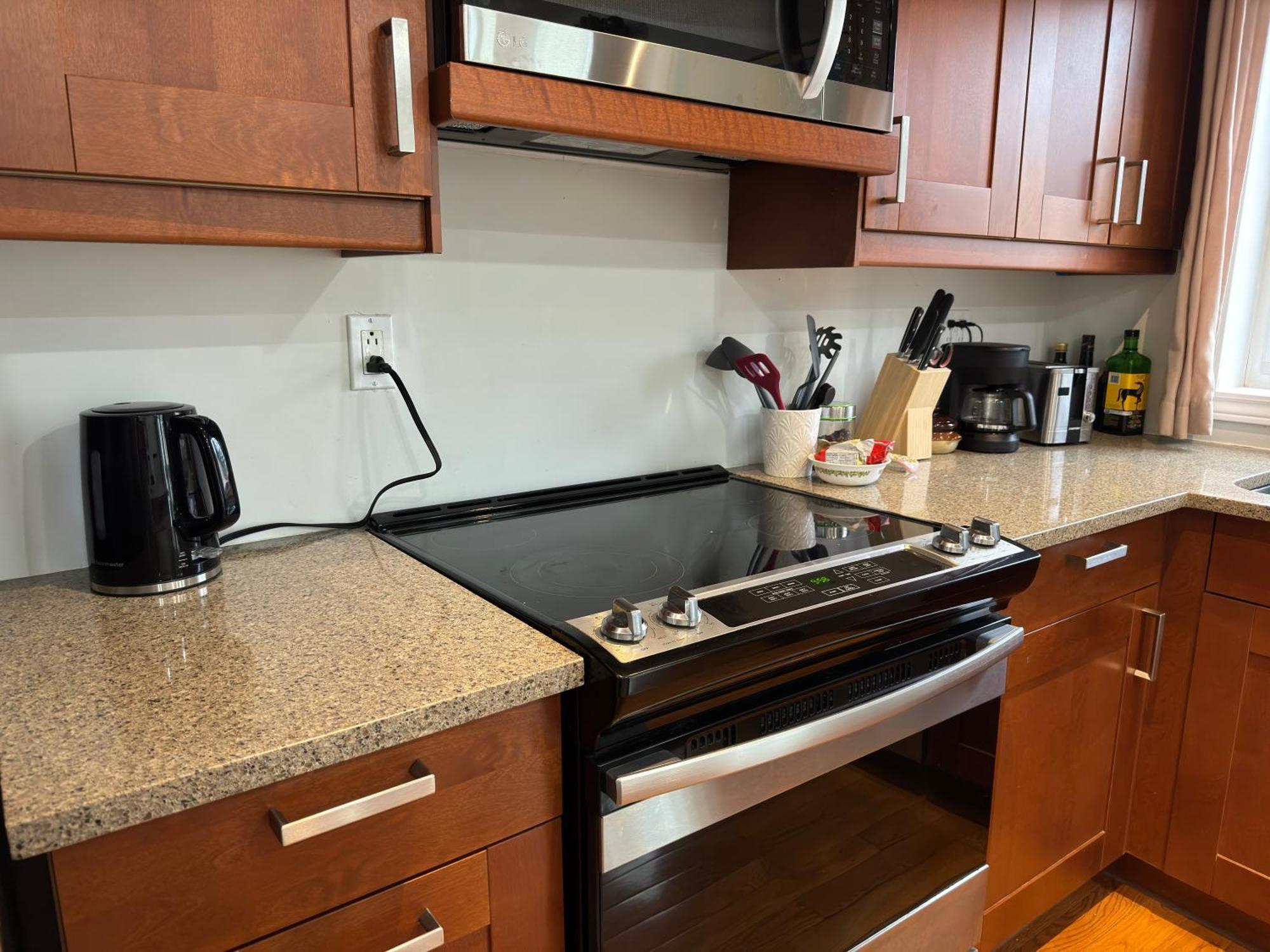 3 Bdr And Bsmt With Parking In Swansea High Park * Toronto