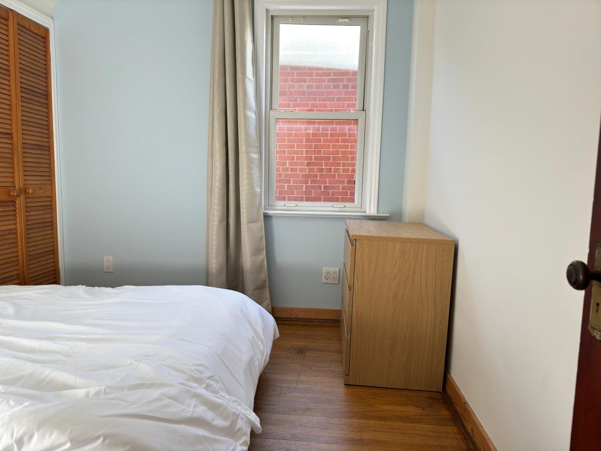 3 Bdr And Bsmt With Parking In Swansea High Park Villa