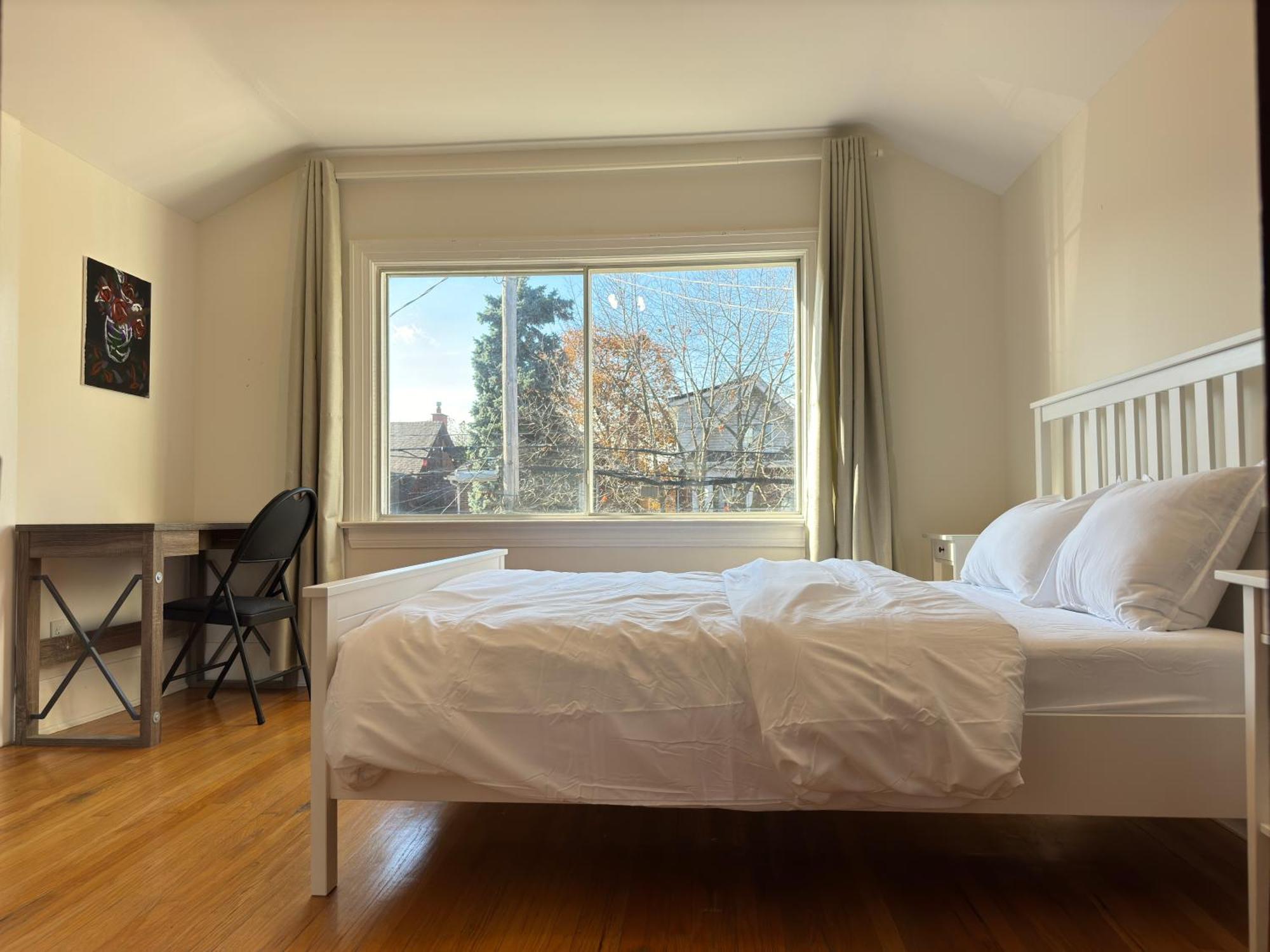 3 Bdr And Bsmt With Parking In Swansea High Park Villa *