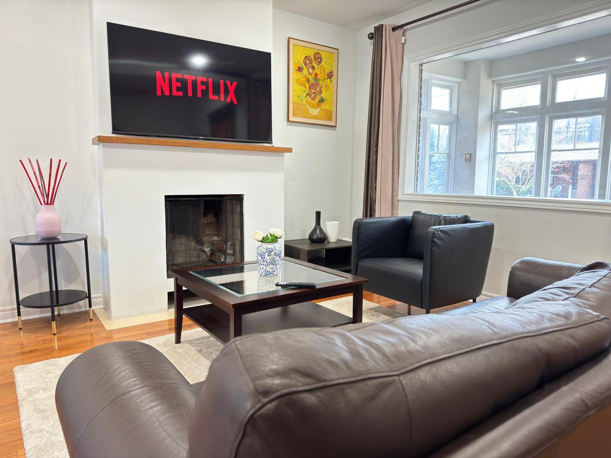 Villa 3 Bdr And Bsmt With Parking In Swansea High Park *