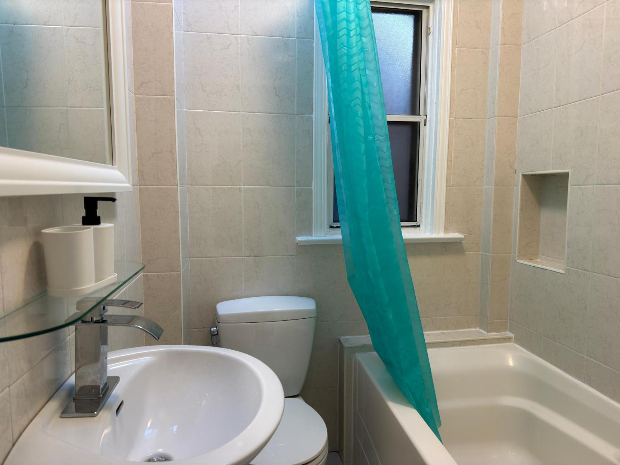 Villa 3 Bdr And Bsmt With Parking In Swansea High Park Toronto