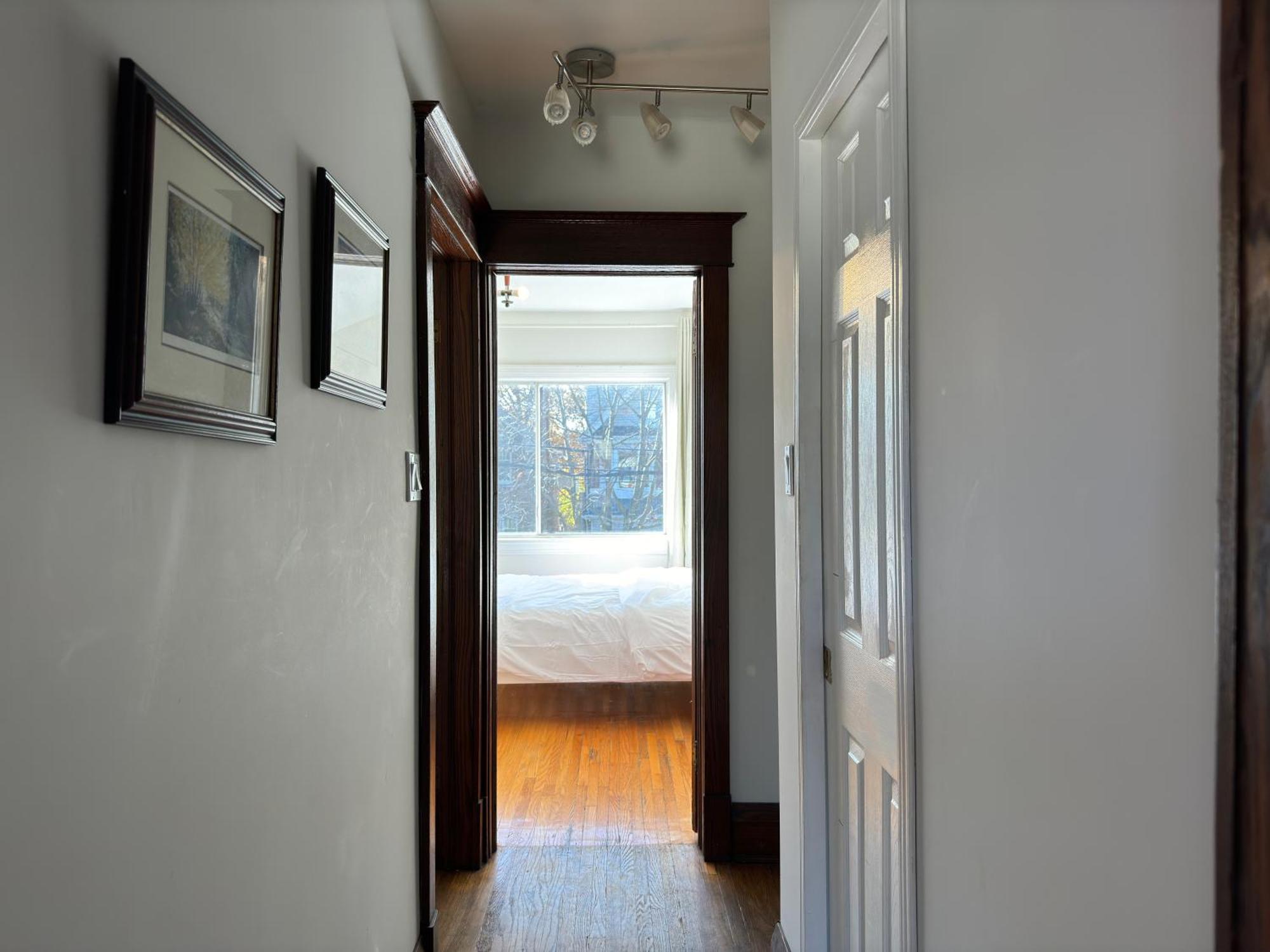 3 Bdr And Bsmt With Parking In Swansea High Park * Toronto