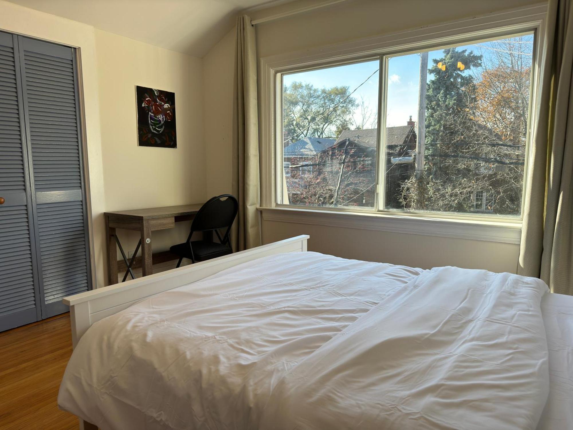 3 Bdr And Bsmt With Parking In Swansea High Park *