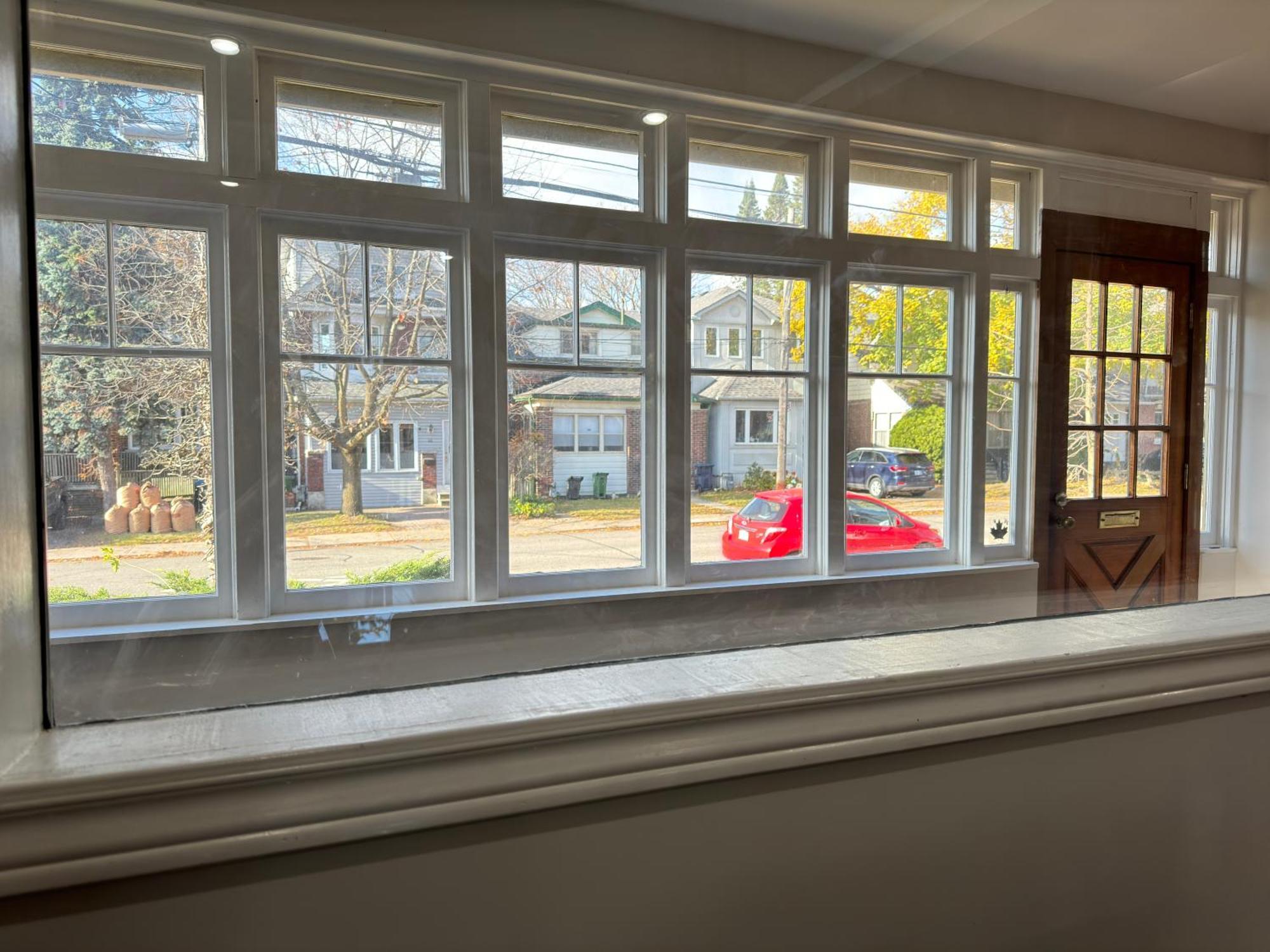 3 Bdr And Bsmt With Parking In Swansea High Park Villa *