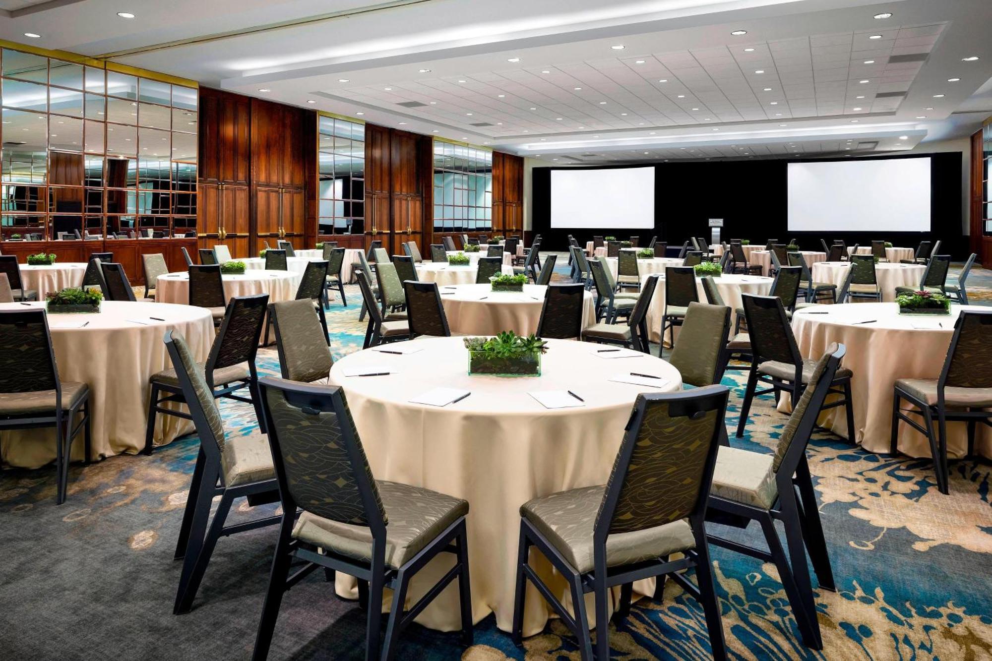 The Westin Harbour Castle, 4* Toronto