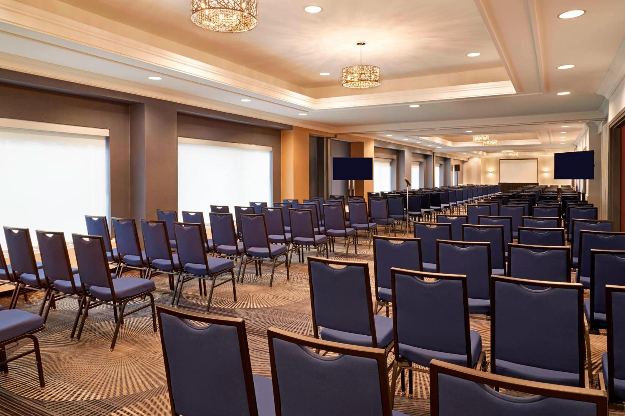 Courtyard By Marriott Downtown 3*