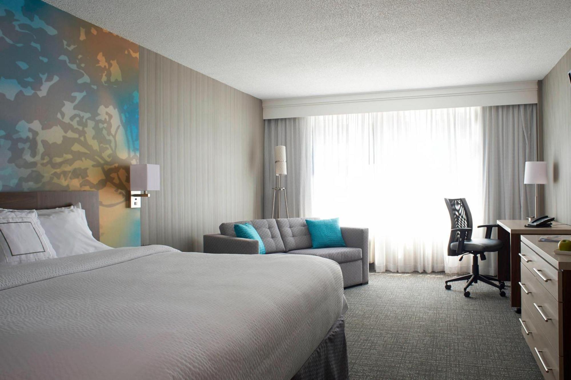 Courtyard By Marriott Downtown Hotel