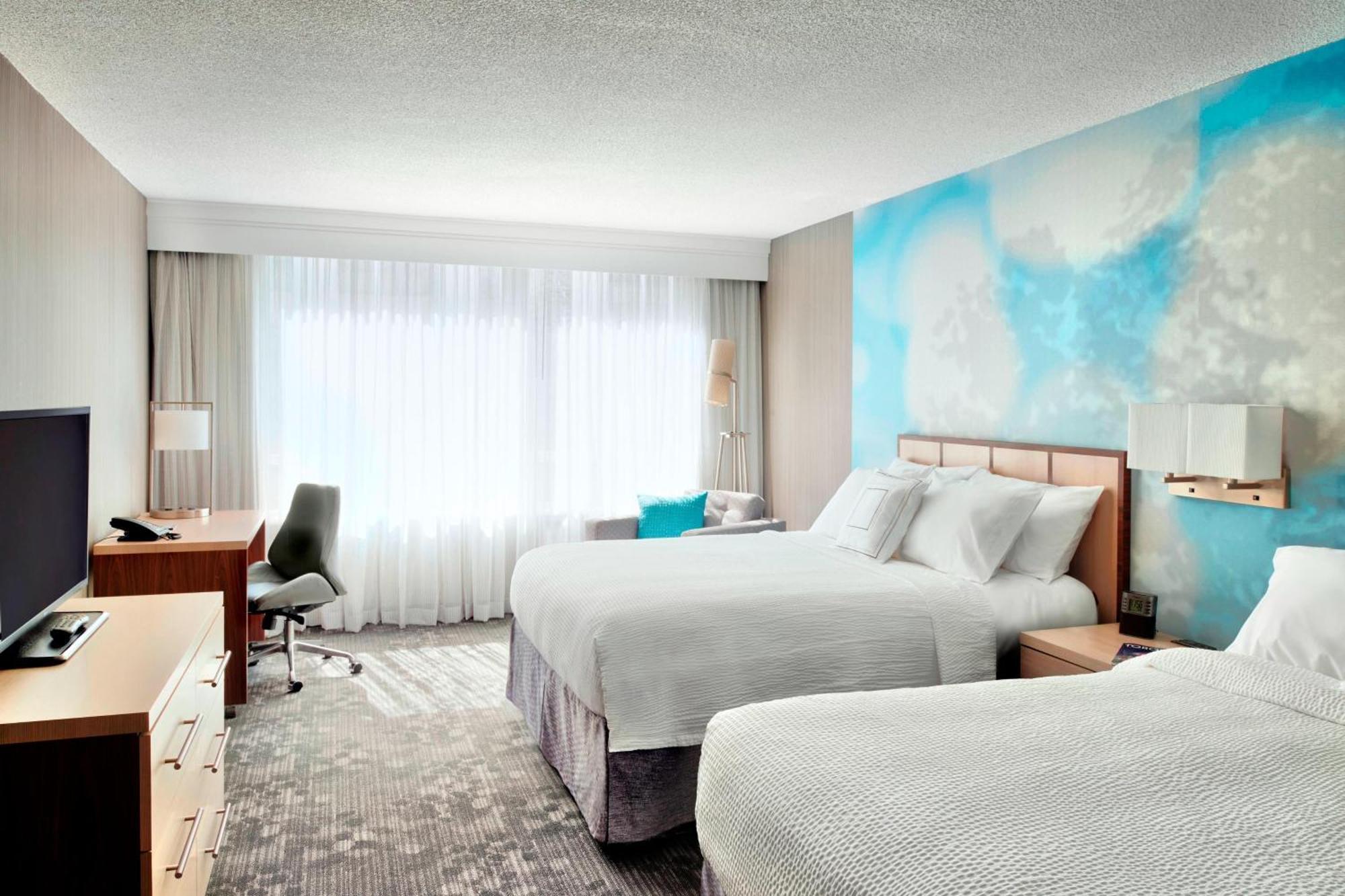 Courtyard By Marriott Downtown Hotel