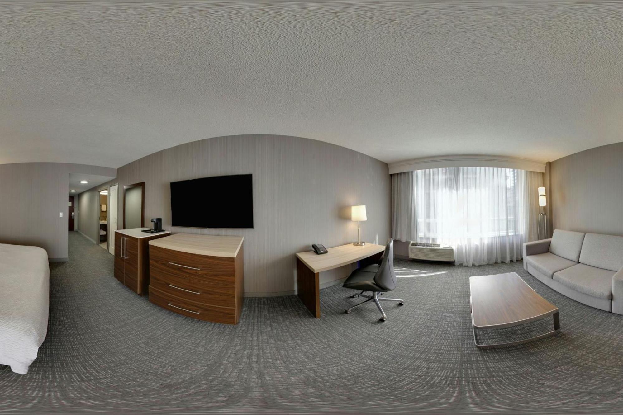 Courtyard By Marriott Downtown Hotel Toronto