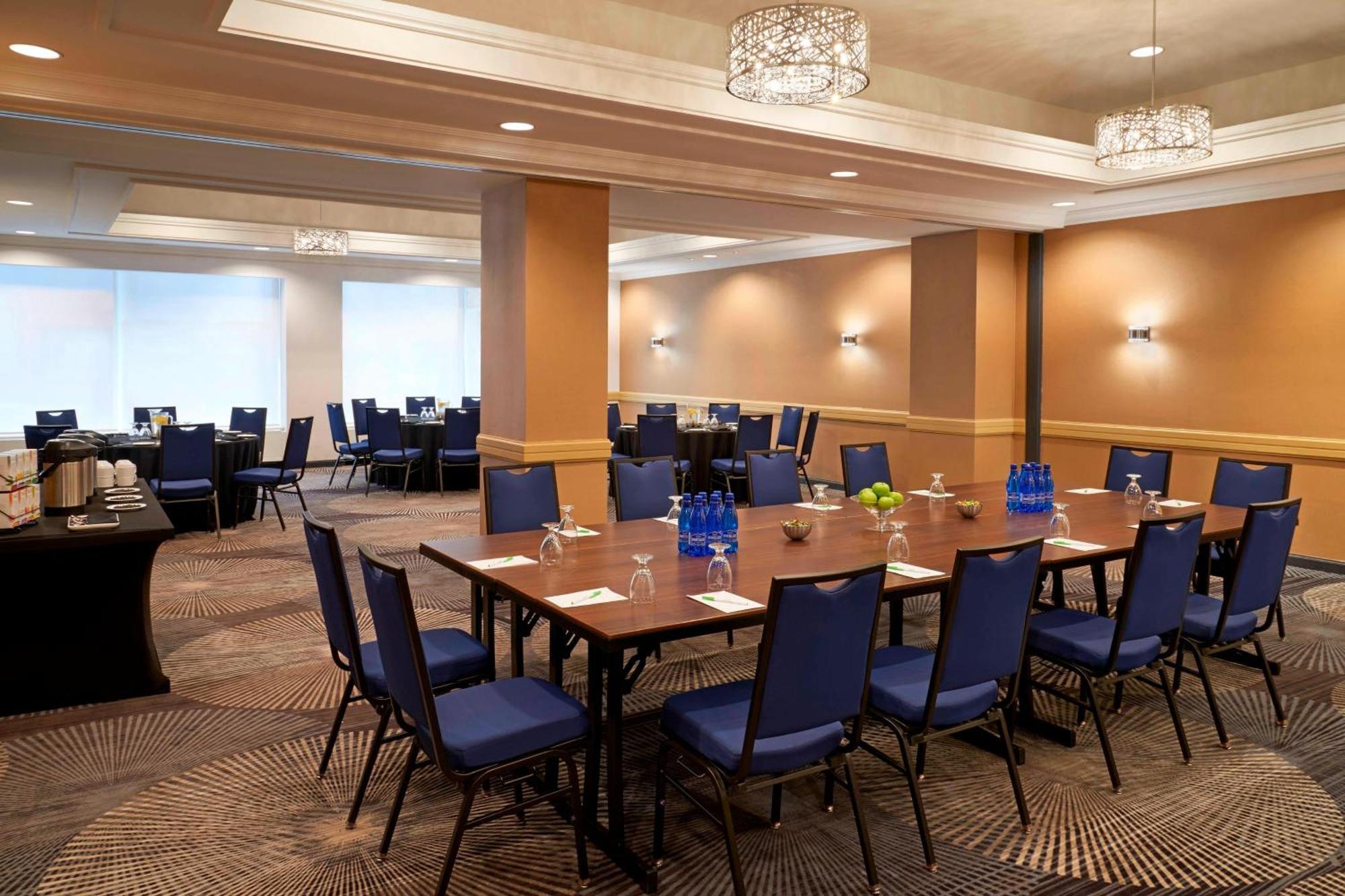 Courtyard By Marriott Downtown Toronto