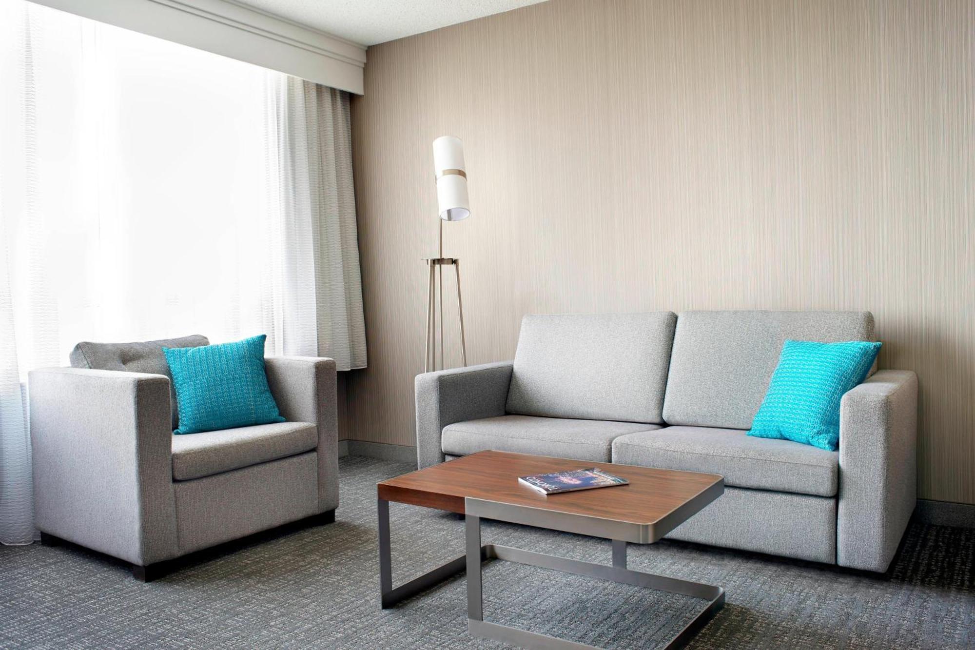 Courtyard By Marriott Downtown Hotel