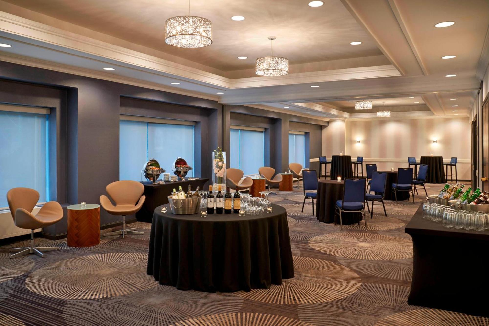 Courtyard By Marriott Downtown 3*