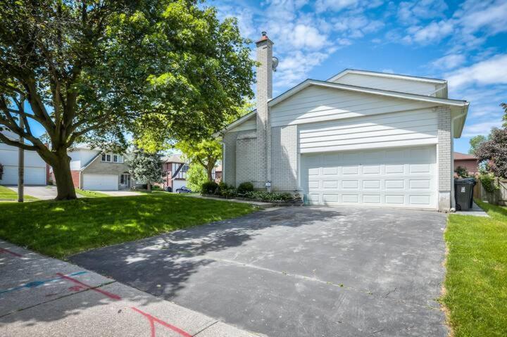 Ferienhaus 4 Bedrooms Or 2 Bedrooms House Near Fairview Mall And 401 & Dvp
