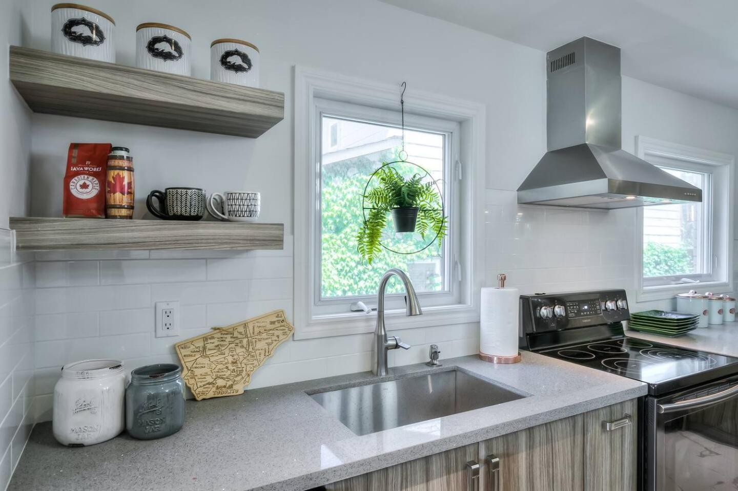 4 Bedrooms Or 2 Bedrooms House Near Fairview Mall And 401 & Dvp Ferienhaus *