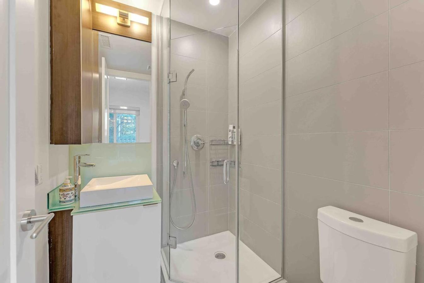 Rogers Center And Cn Tower 2br 2bth With Parking Dt * Toronto