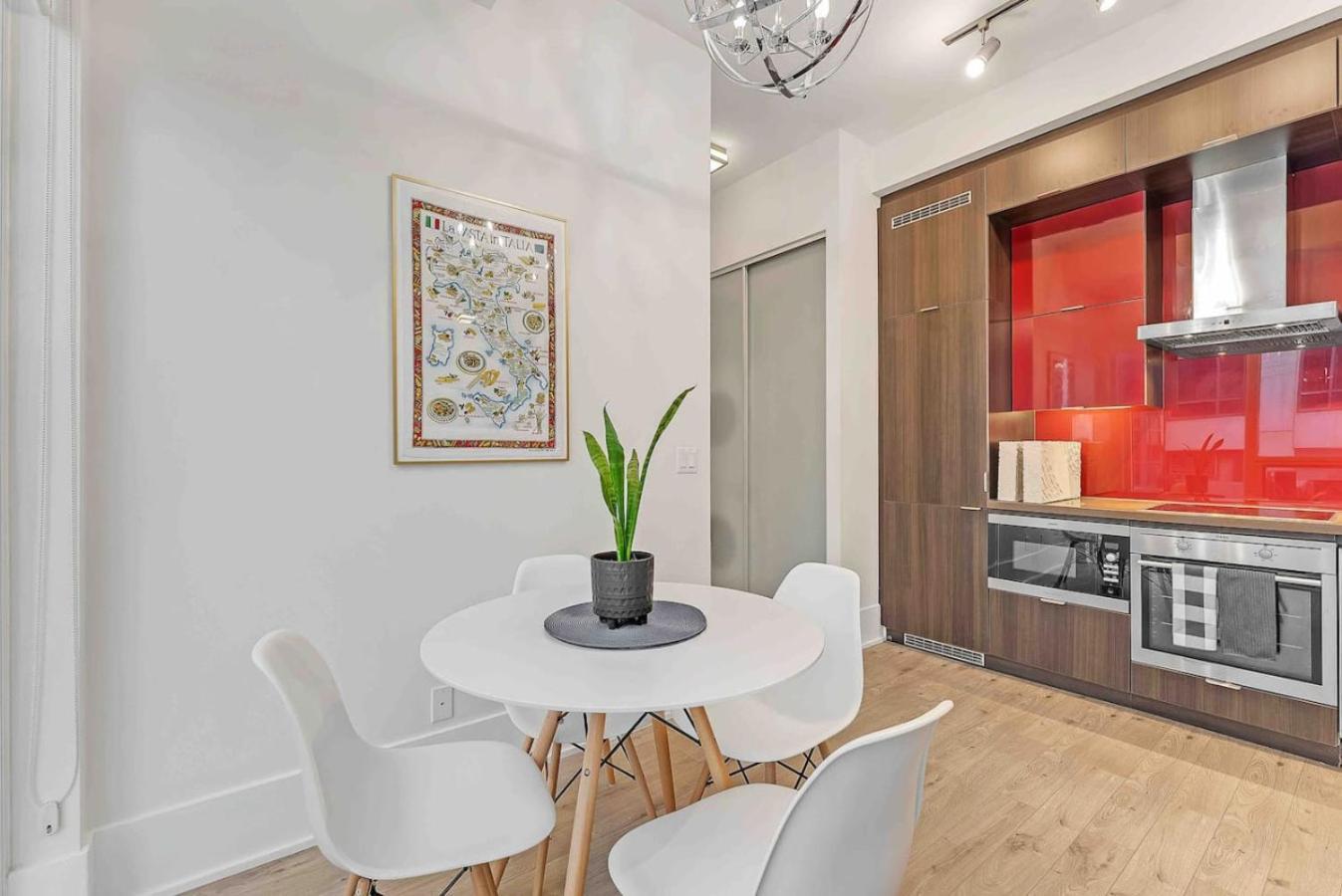 Rogers Center And Cn Tower 2br 2bth With Parking Dt Apartment