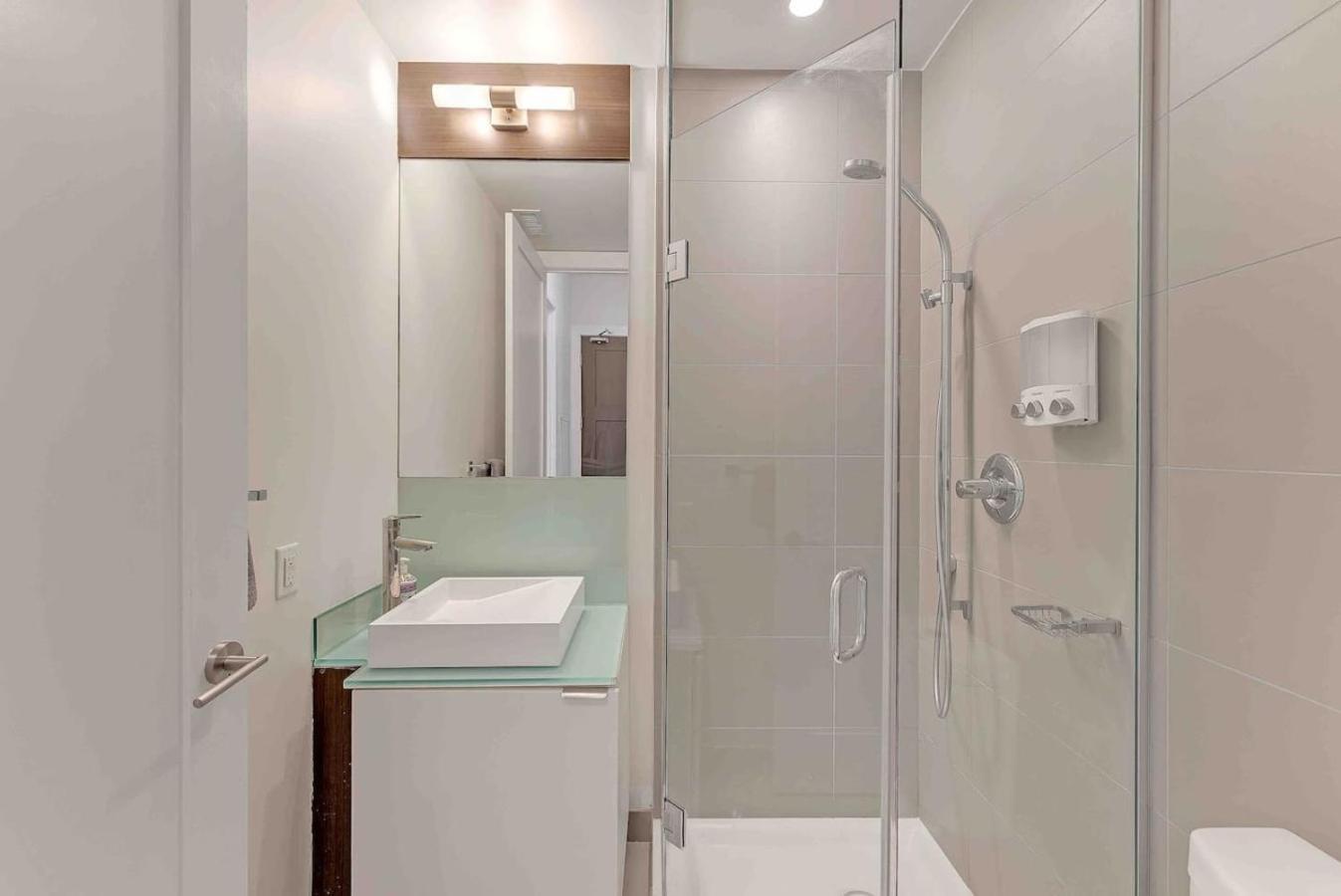 Rogers Center And Cn Tower 2br 2bth With Parking Dt Apartment *