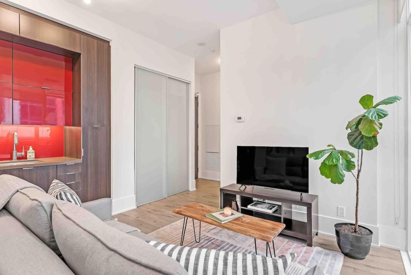 Rogers Center And Cn Tower 2br 2bth With Parking Dt Apartment
