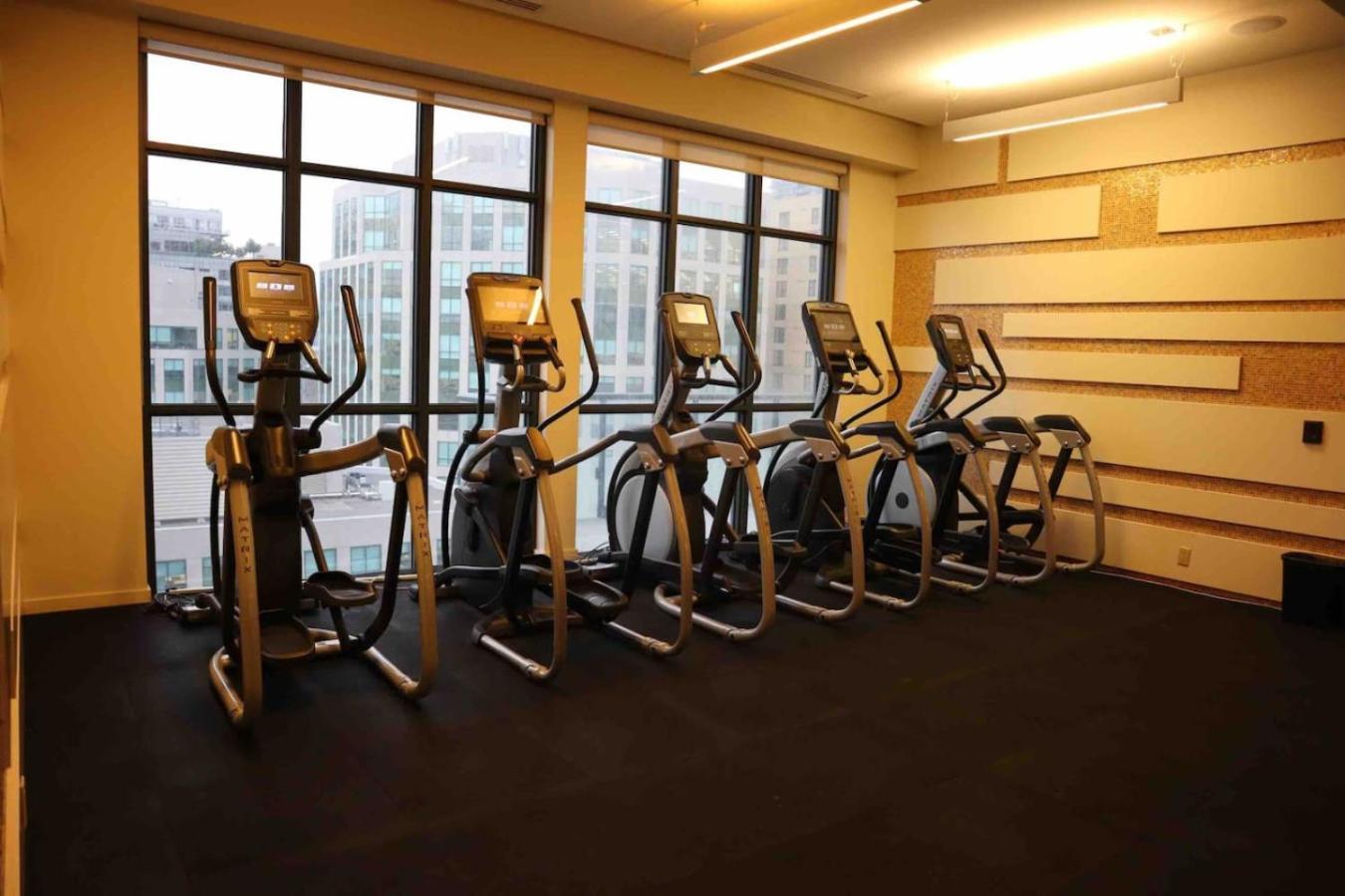 Rogers Center And Cn Tower 2br 2bth With Parking Dt Toronto