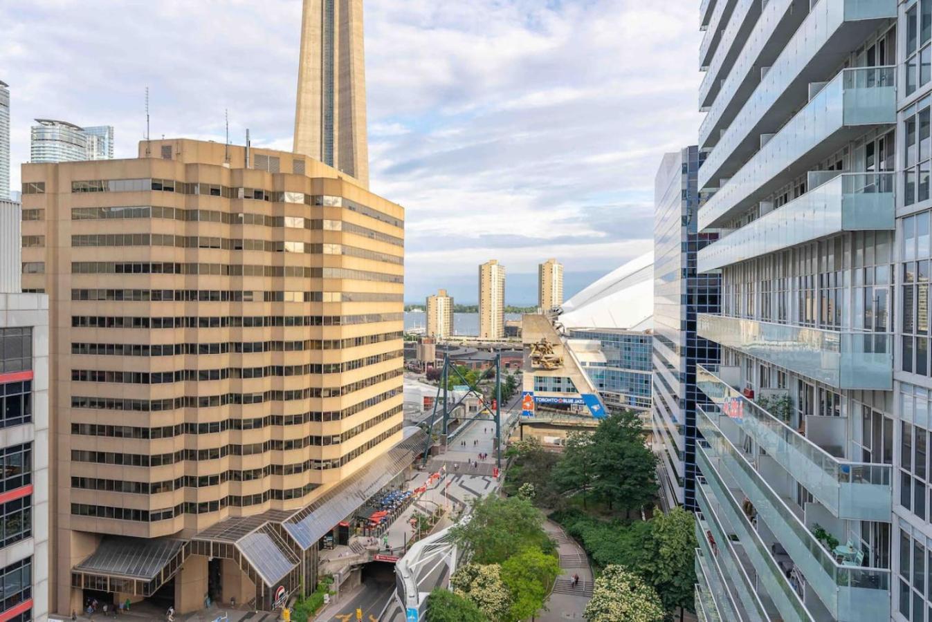 Rogers Center And Cn Tower 2br 2bth With Parking Dt