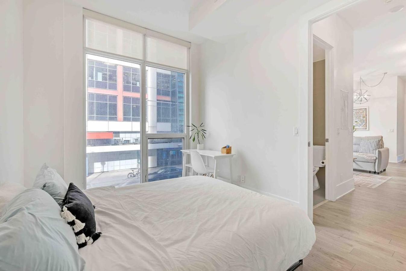 Rogers Center And Cn Tower 2br 2bth With Parking Dt * Toronto